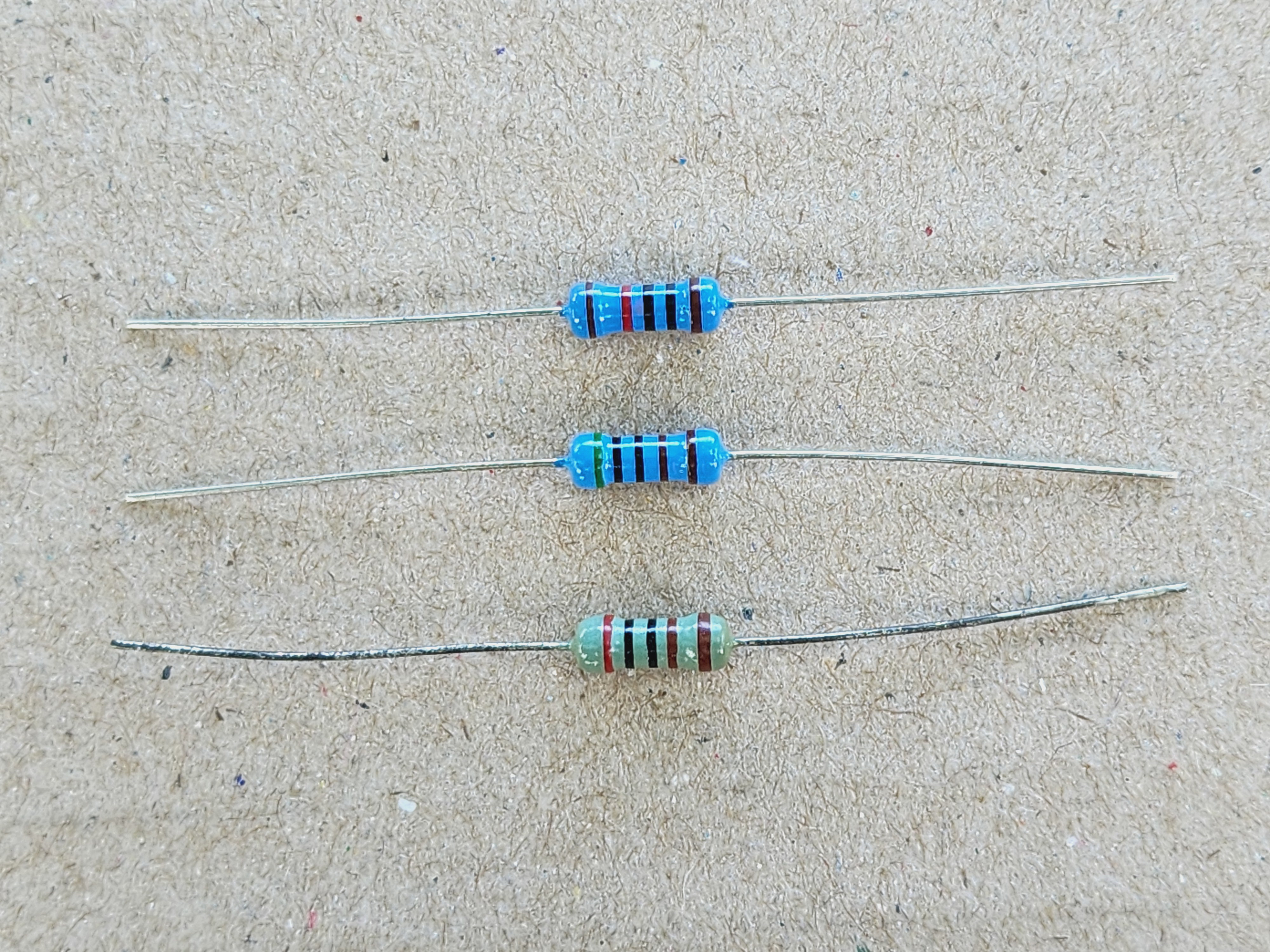 รูปตัวต้านทานชนิดฟิล์มโลหะ R3 และ สัญลักษณ์ตัวต้านทาน