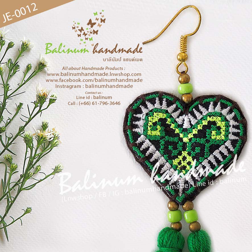 ต่างหูแฮนด์เมด สไตล์โบฮีเมียน งานปักมือ ชาวเขาม้ง ประดับพู่และลูกปัดทองเหลือง งานดี สวยงาม ทนทาน เพราะเป็นงานเย็บมือ ดูเก๋และมีสไตล์มากค่ะ เขียว (Green)