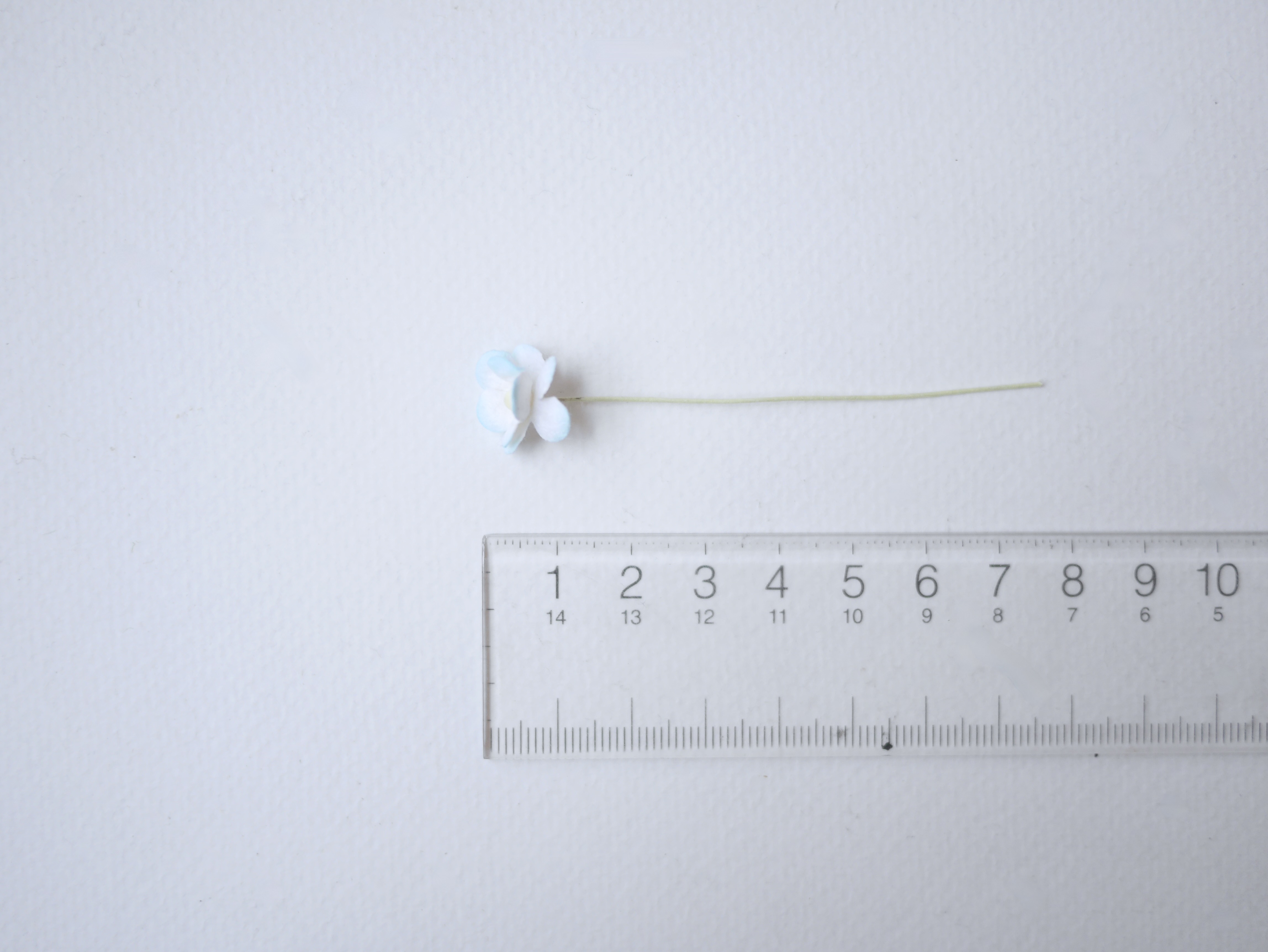 ดอกไม้กระดาษสา ราคาส่ง, ดอกไฮเดรนเยียกระดาษสา ดอกไม้ประดิษฐ์ ตกแต่งงานแต่งงาน ประดิษฐ์ข้อมือ เพื่อนเจ้าสาว ขนาด 1.5 cm., สำหรับของชำร่วย, งานแต่งงาน, ดอกไม้ทำข้อมือเจ้าสาว สีฟ้าอ่อนปัดขาว จำนวน 100 ดอก Paper flower,100 Pieces mulberry hydenyia, blue-sky b