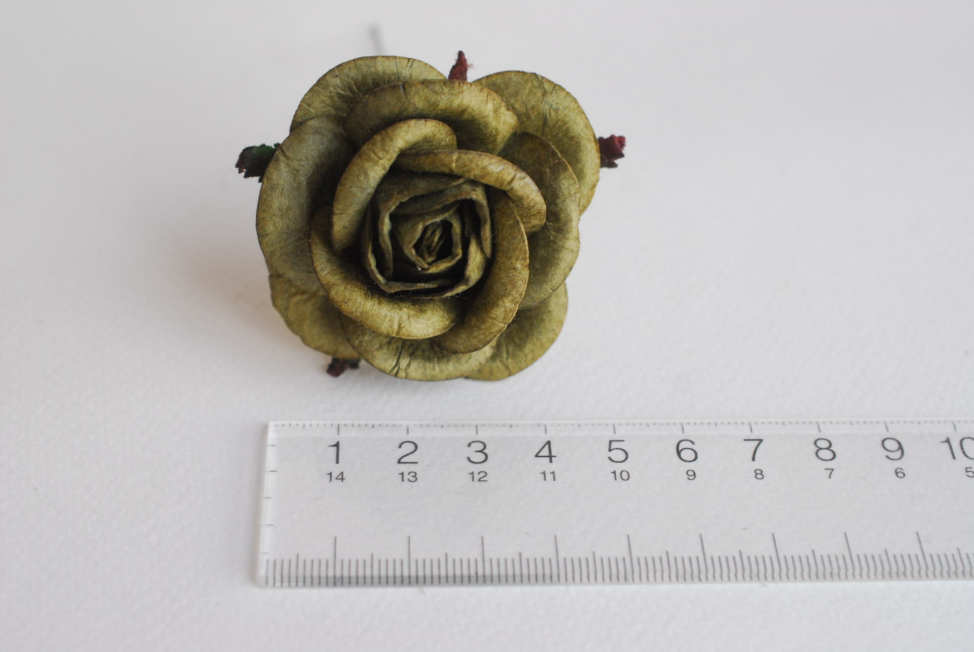 ดอกไม้กระดาษสา ดอกไม้กุหลาบกระดาษ ดอกไม้ประดิษฐ์ ดอกกุหลาบสีเขียวทหารเข้ม งานแต่งงาน ตกแต่งของชำร่วย, งานแต่งงาน สีชมพูปัดขาว ขนา่ด 4.5 cm., Paper flower,20 Pieces mulberry rose, 4.5 cm. dark green army color.