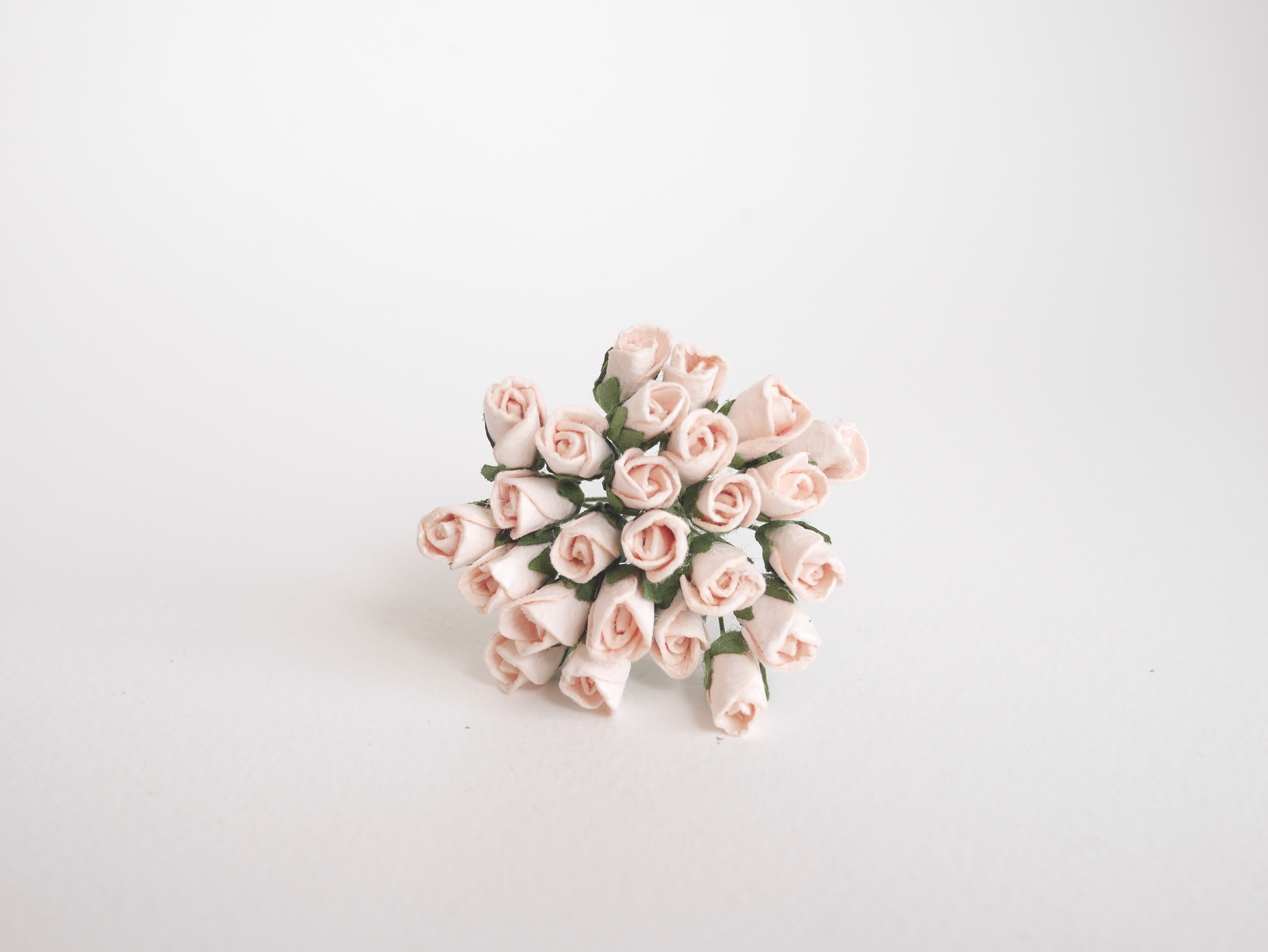 ดอกไม้กระดาษสา ดอกไม้กระดาษสา จตุจักร งานประดิษฐ์ ดอกไม้ทำข้อมือเพื่อนเจ้าสาว แต่งงาน, ดอกกุหลาบตูม 50 ดอก สีชมพูพีชอ่อน ขนาด 0.8x1.5 cm. paper flowers, budding roses flower 0.8 x1.5 cm. 50 pieces. pale pink peachcolor