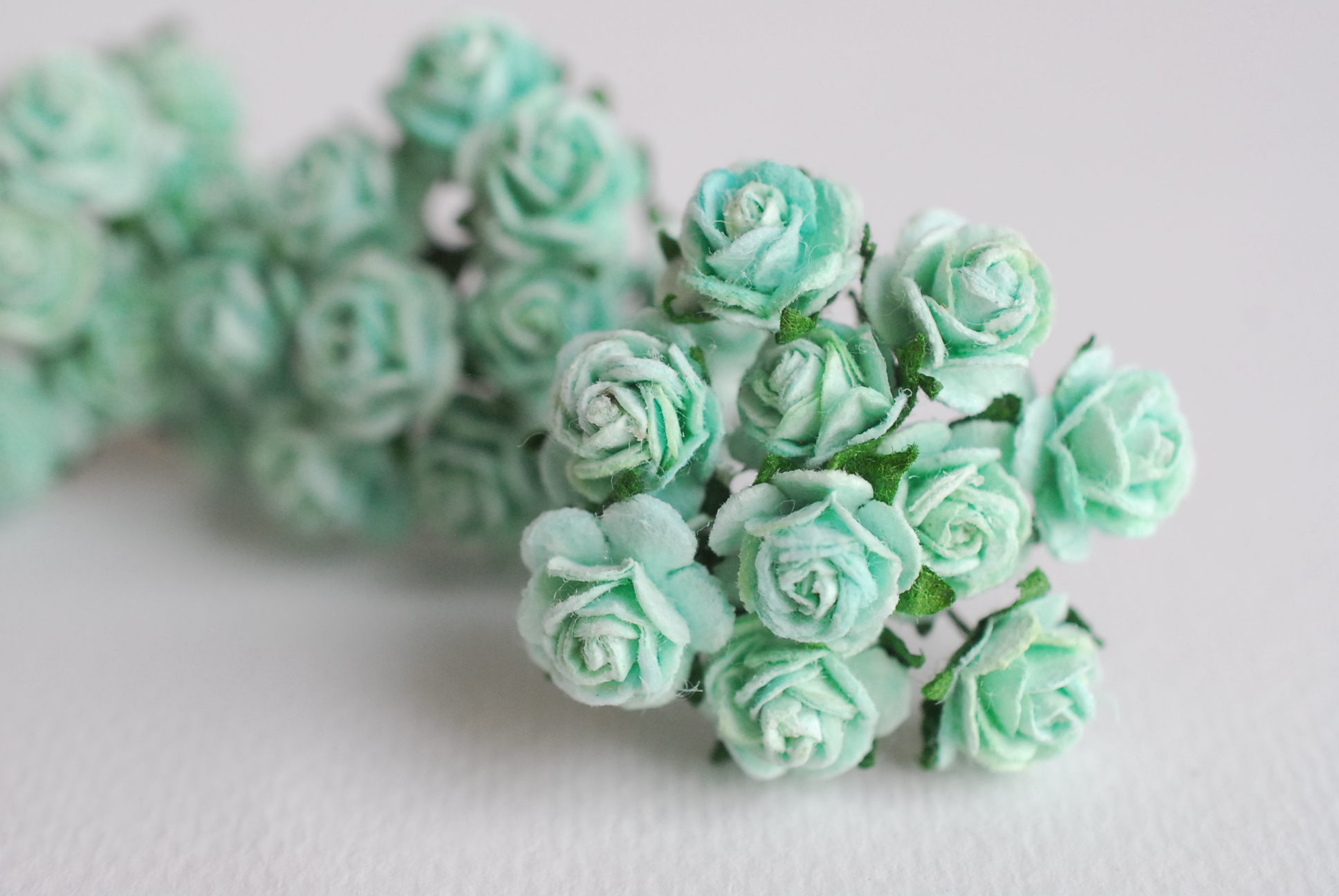 ดอกไม้กระดาษสาสำหรับตกแต่ง ของชำร่วย ดอกกุหลาบ กระดาษสา สีมิ้น #166 ขนาด 1 cm. จำนวน 100 ดอก/1 ถุง