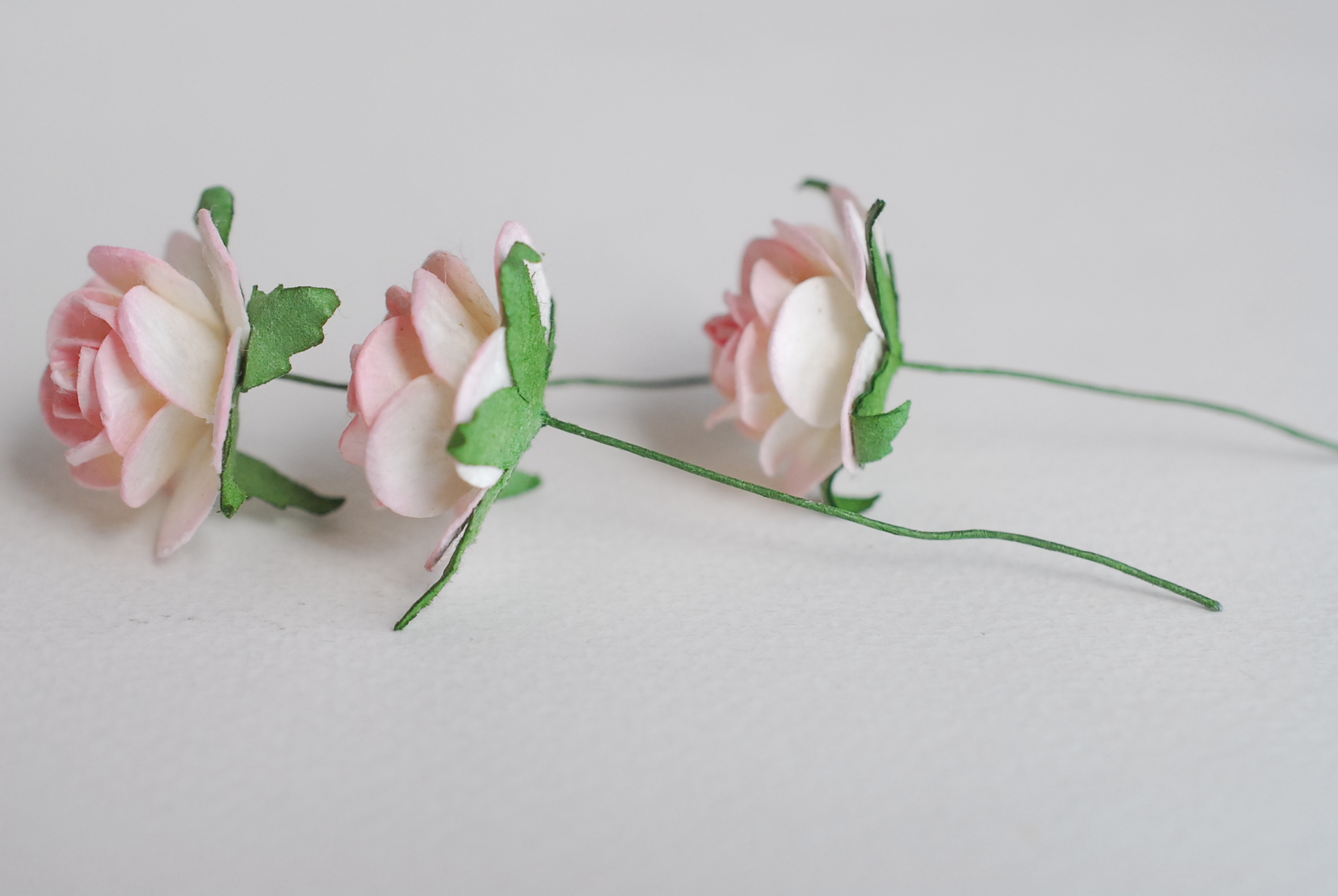 ดอกไม้กระดาษสา ดอกไม้กุหลาบกระดาษ ราคาส่ง, ดอกกุหลาบจิ๋ว ดอกกุหลาบกระดาษสา ดอกไม้ประดิษฐ์ สำหรับตกแต่งของชำร่วย หรืองานแต่งงาน สีชมพูอ่อน (light pink brush) ปัดขาวครีมขนาด 2.5 cm. จำนวน 50 ดอก สี524