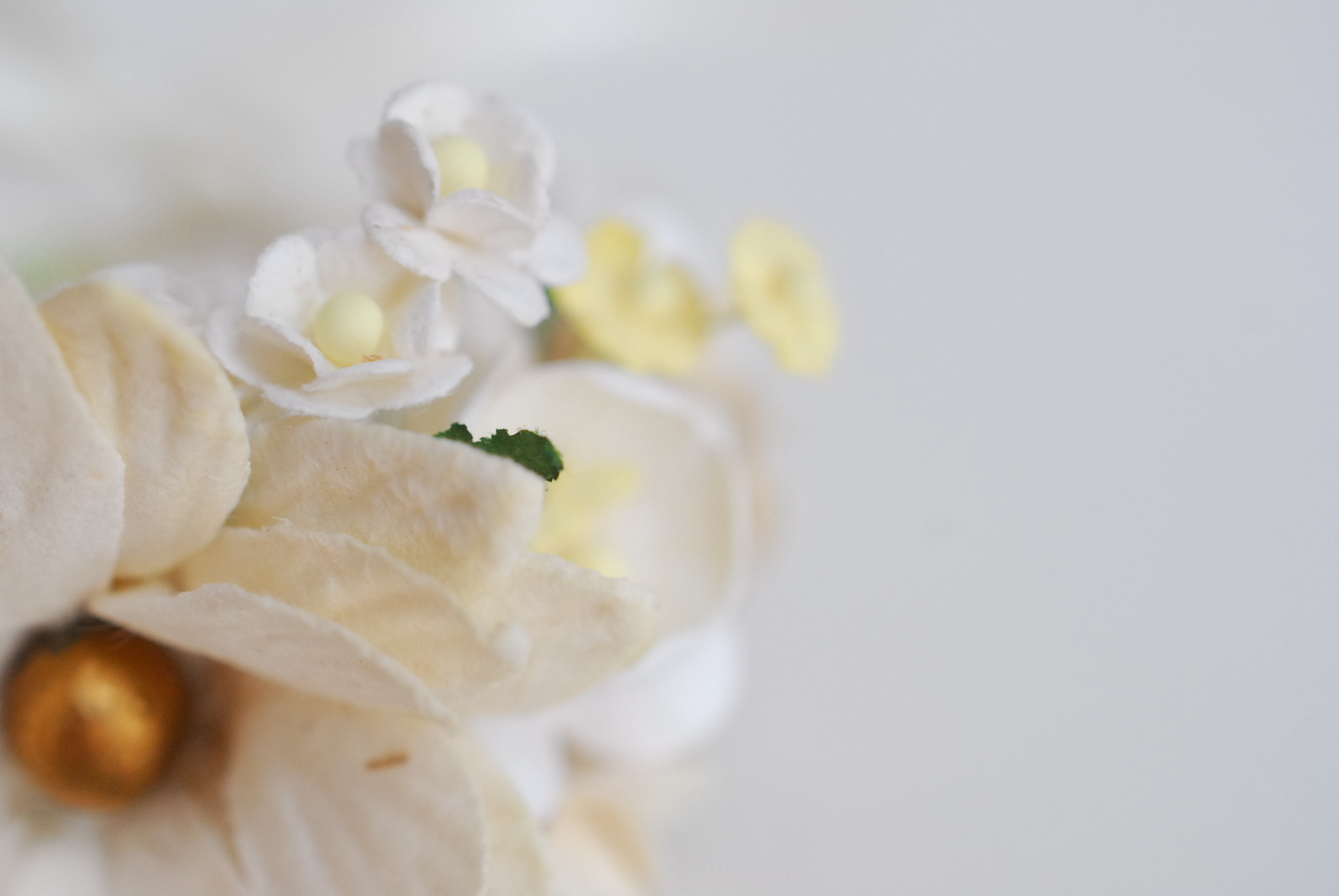 อมือเพื่อนเจ้าสาว งานแต่งงาน งานประดิษฐ์ DIY สีขาว ดอกdaisy เกสรสีทอง ดอกกุหลาบกระดาษสา และดอกไม้กระดาษสาขนาดเล็ก DIY Handmade corsages 1 ชิ้น