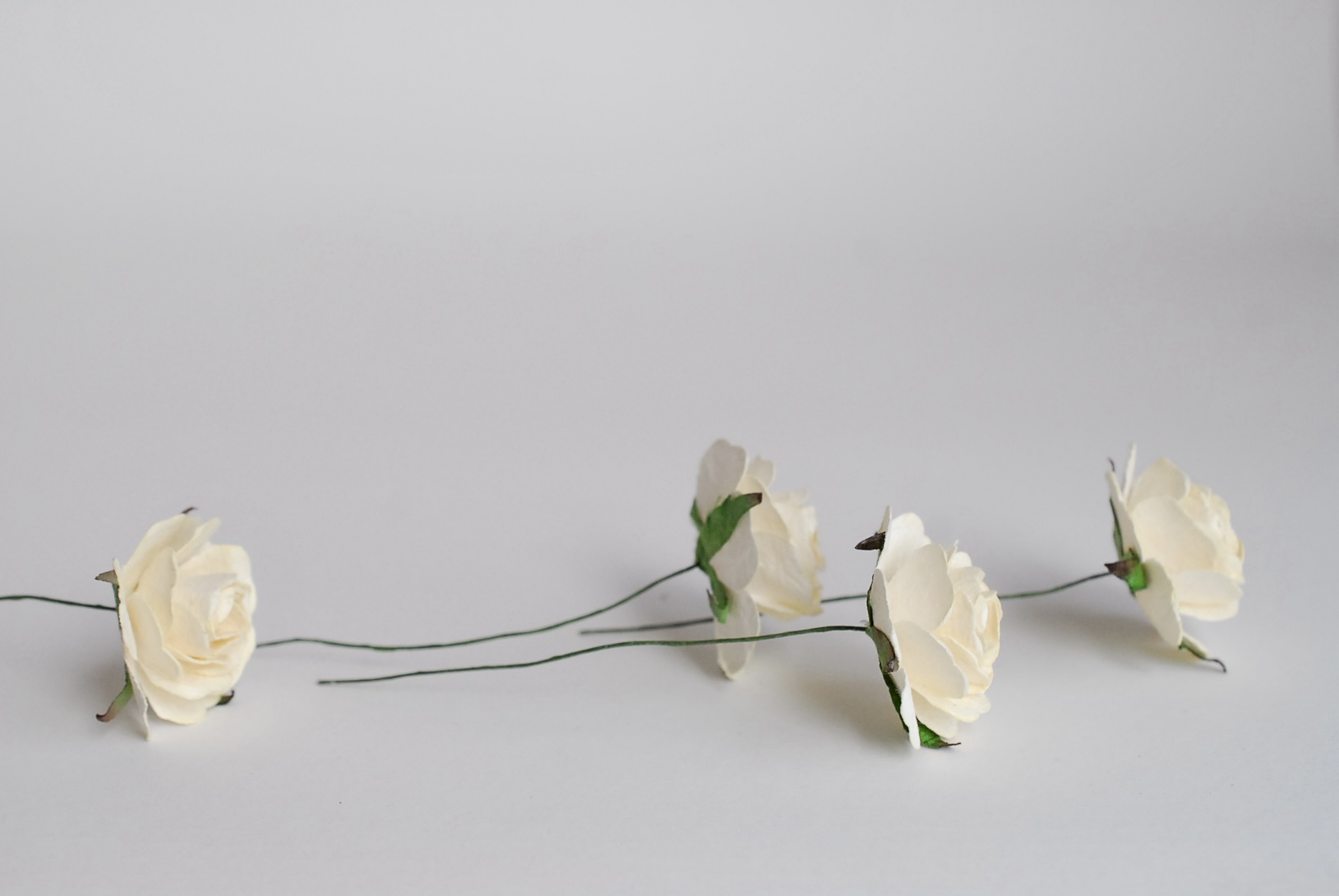 ดอกไม้กระดาษสา ราคาส่ง, ดอกกุหลาบกระดาษสา ดอกไม้ประดิษฐ์ สำหรับตกแต่ง หรืองานแต่งงาน สีครีมขนาด 3.5 cm. จำนวน 25 ดอก Paper flowers, handmade flowers, small roses paper size 3.5 cm. 25 pieces, ivory color.