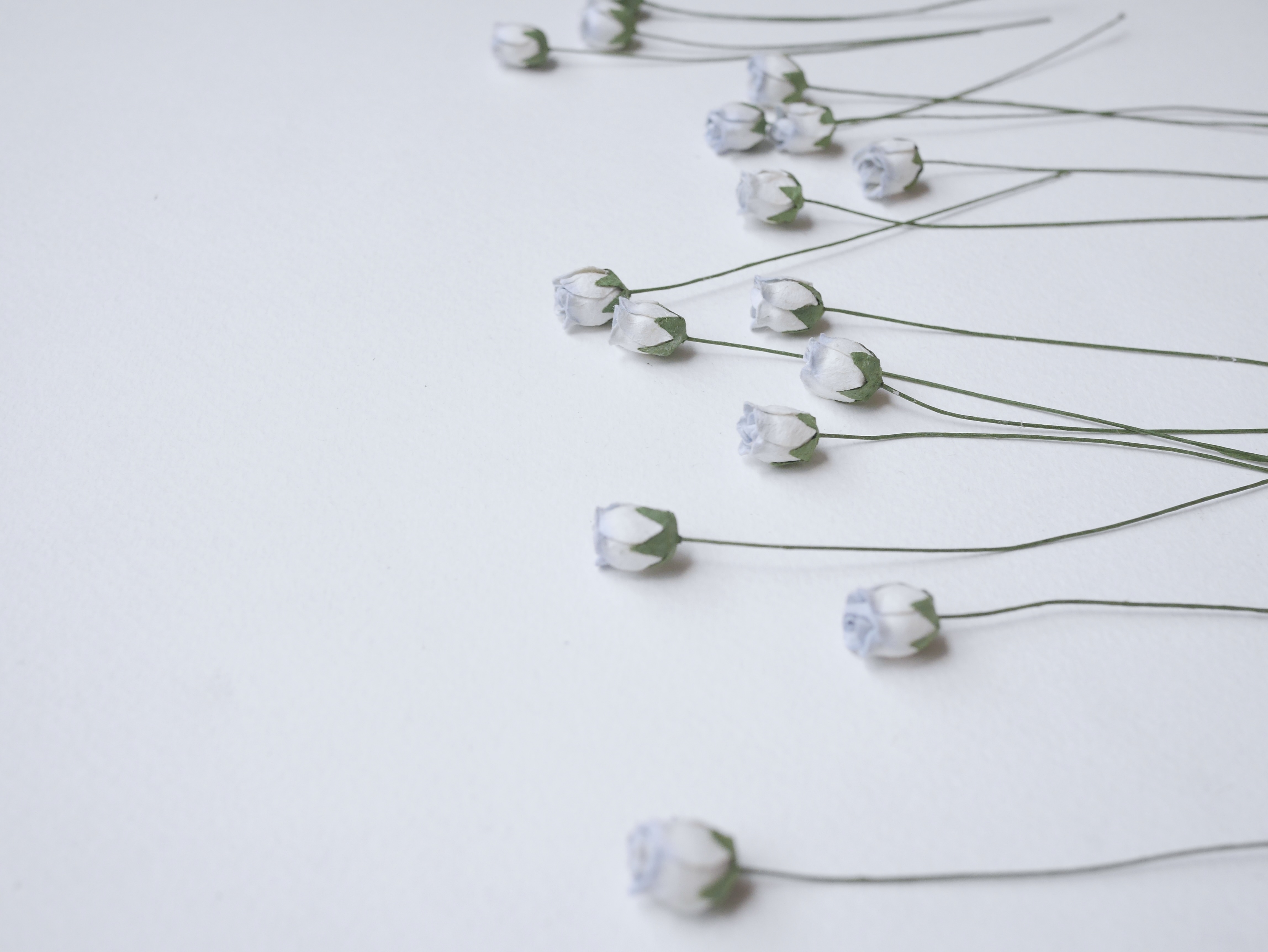 ดอกไม้กระดาษสา ดอกไม้กระดาษสา งานประดิษฐ์ ดอกไม้ทำข้อมือเพื่อนเจ้าสาว แต่งงาน, ดอกกุหลาบตูม 0.8x1 cm. 25 ดอก สีฟ้าอ่อนปัด paper flowers, budding roses flower 0.8x1 cm. 25 pieces pale blue brush color.