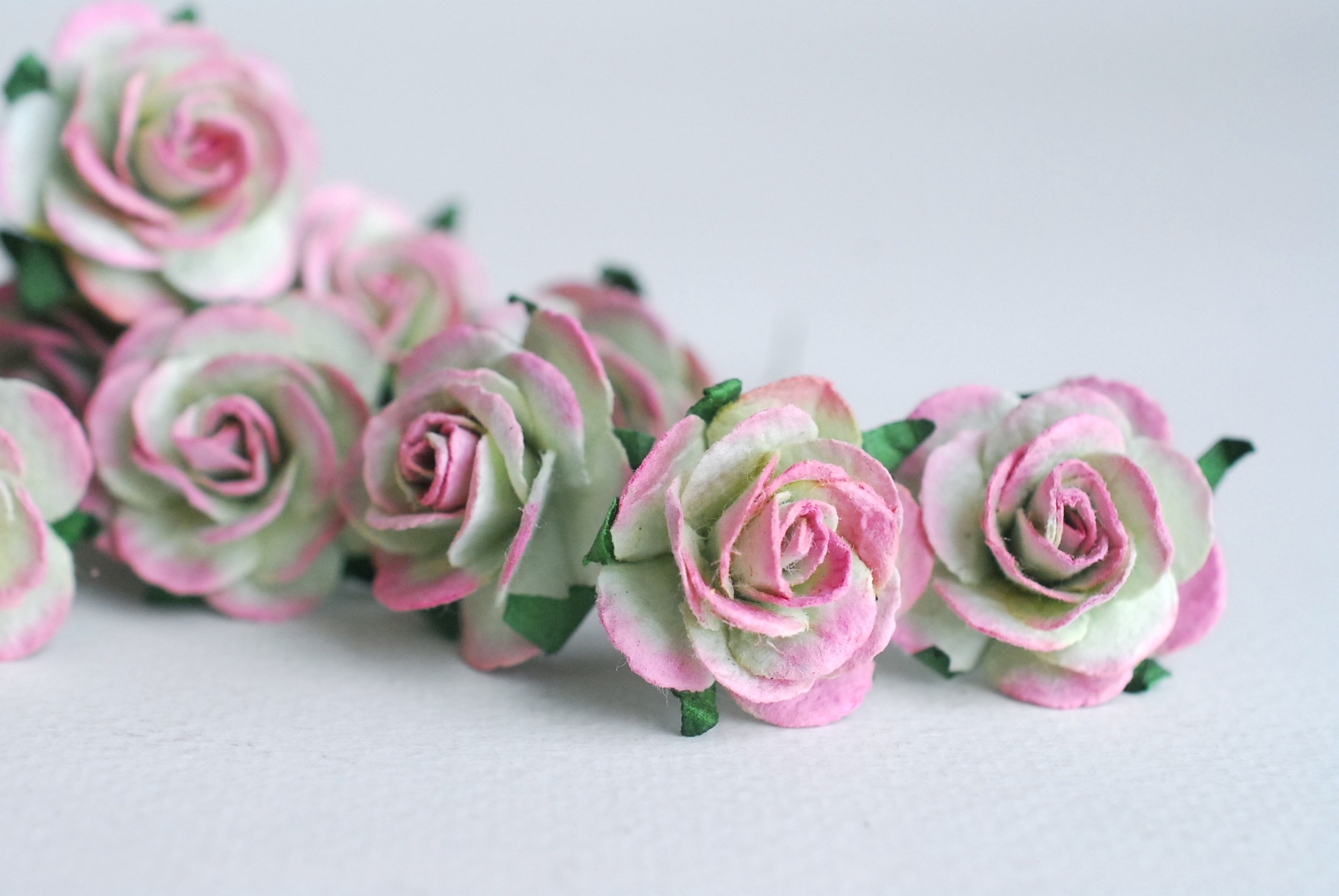 ดอกไม้กระดาษสา ดอกไม้กระดาษสา ราคาส่ง, ดอกกุหลาบกระดาษสา ดอกไม้ประดิษฐ์ สำหรับตกแต่ง หรืองานแต่งงาน สีเขียวปัดชมพูตุ่นขนาด 2.5 cm. จำนวน 50 ดอก Paper flowers, handmade flowers, small roses paper size 2.5 cm. 50 pieces, green brush pink color.