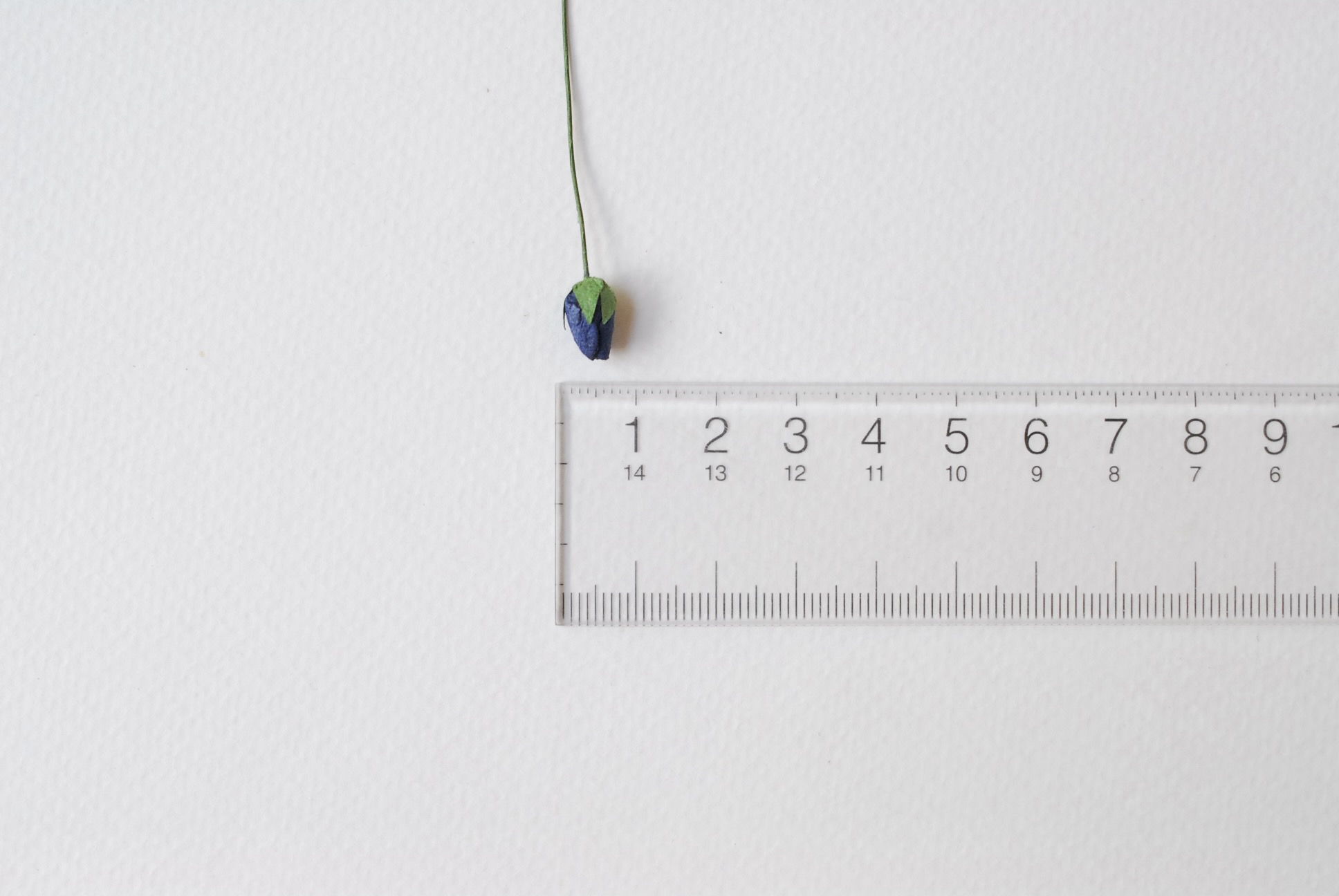 ดอกไม้กระดาษสา ดอกไม้กระดาษสา จตุจักร งานประดิษฐ์ ดอกไม้ทำข้อมือเพื่อนเจ้าสาว แต่งงาน, ดอกกุหลาบตูมปลายแหลม 0.8x 0.6 cm. 50 ดอก สีน้ำเงินกรมท่า paper flowers, budding roses flower 0.8x0.6 cm. passion blue color.