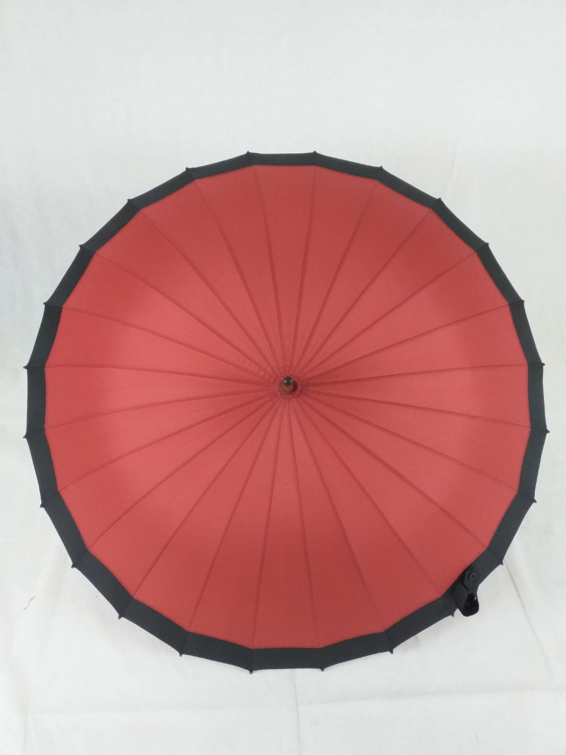 ร่มยาว 24 นิ้ว โครงเหล็กดำ 24 ซี่ แกนไม้ ด้ามไม้ สีเลือดหมูชายสีดำ สวยงามแบบไทยๆ ชิ้น 24K / สี16ชายดำ 2020-05-08 10:22:04 2023-12-11 13:51:48