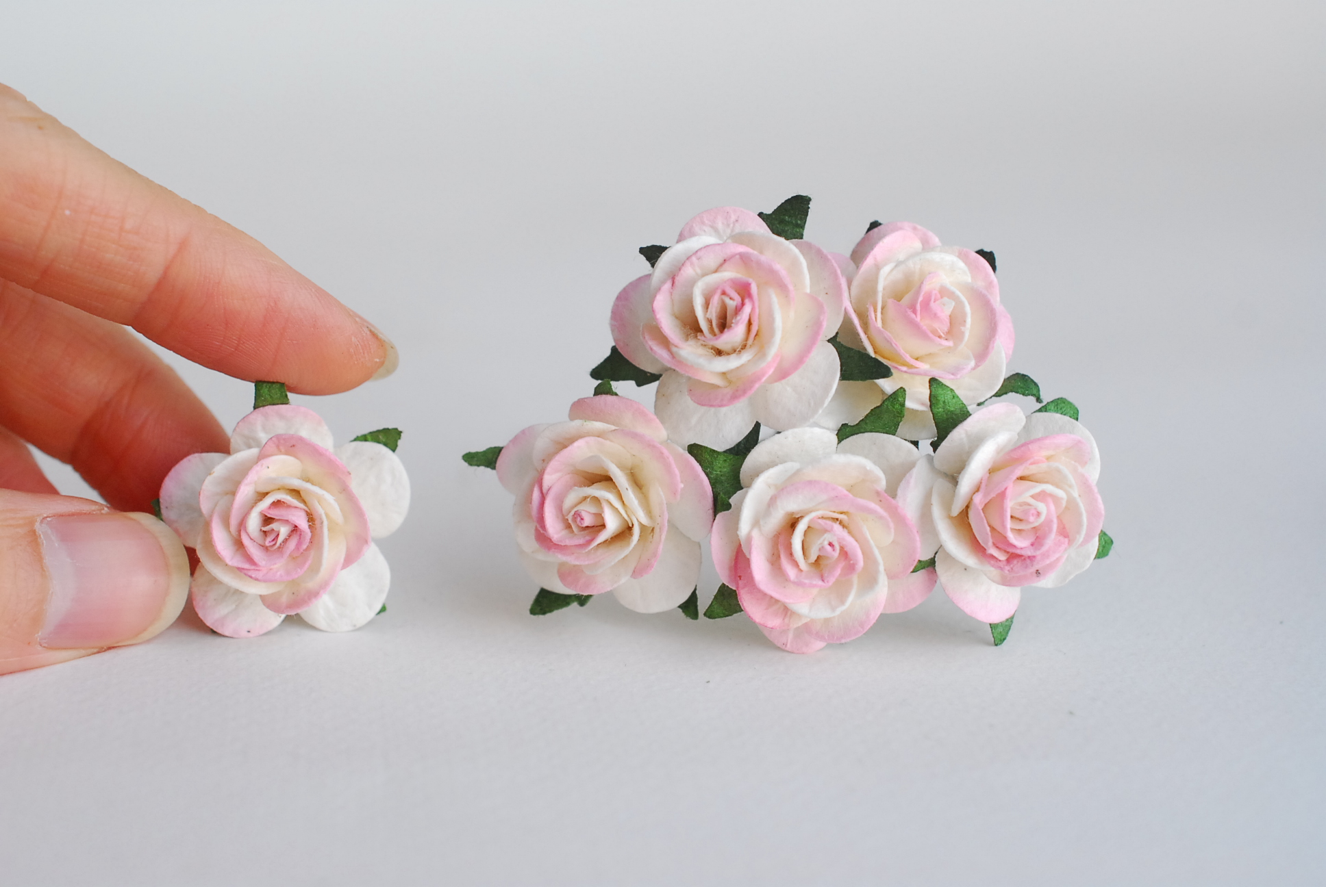 ดอกไม้กระดาษสา ดอกไม้กุหลาบกระดาษ ราคาส่ง, ดอกกุหลาบจิ๋ว ดอกกุหลาบกระดาษสา ดอกไม้ประดิษฐ์ สำหรับตกแต่งของชำร่วย หรืองานแต่งงาน สีชมพูอ่อน (light pink brush) ปัดขาวขนาด 2.5 cm. จำนวน 50 ดอก