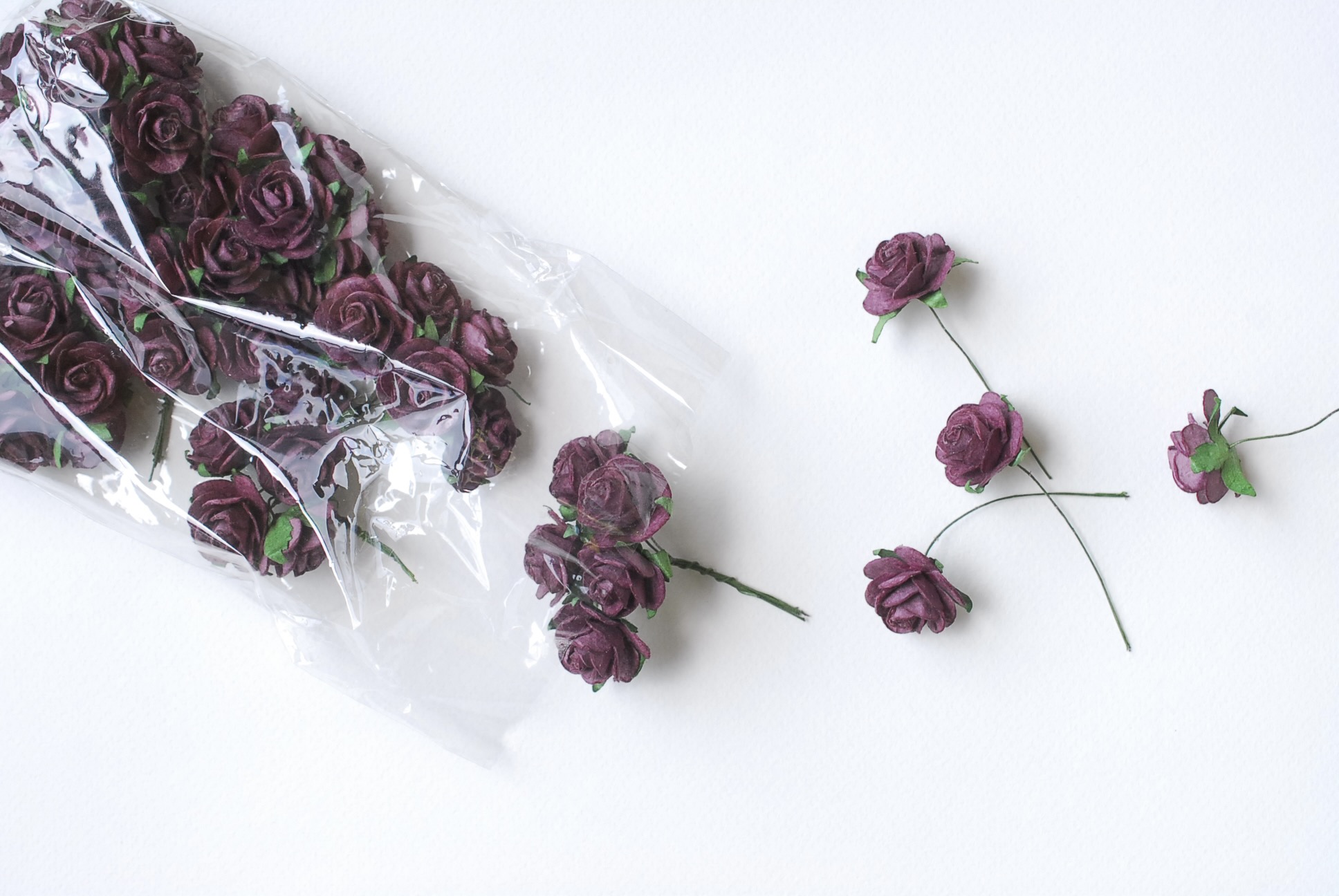 ดอกไม้กระดาษ ดอกไม้กระดาษสา ราคาส่ง,ดอกไม้กุหลาบกระดาษ ดอกกุหลาบกระดาษสา ดอกไม้ประดิษฐ์ สำหรับตกแต่ง หรืองานแต่งงาน สีม่วงเข้ม ขนาด 2.5 cm. จำนวน 50 ดอก