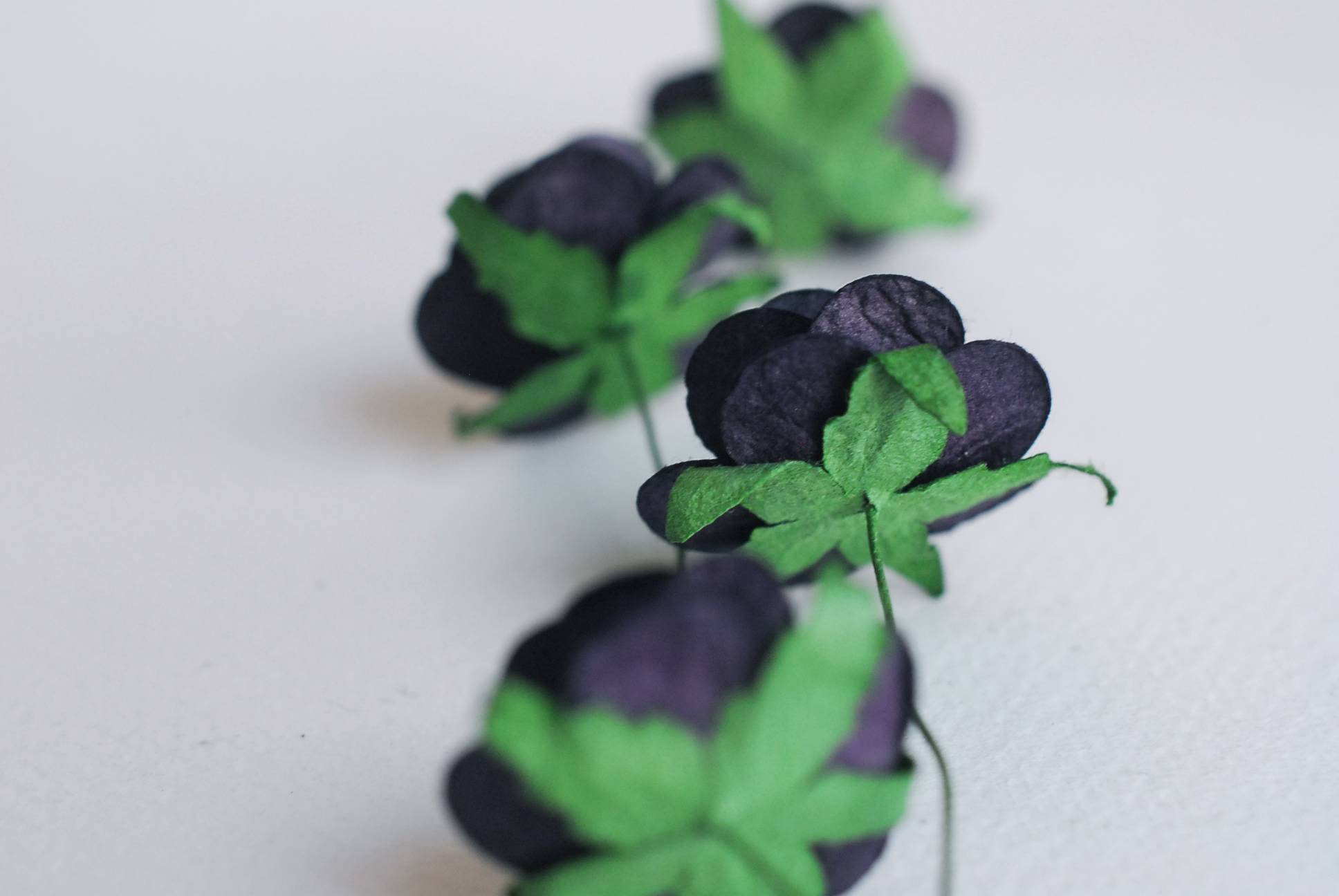 ดอกไม้กระดาษสา ดอกไม้กระดาษสา ราคาส่ง, ดอกกุหลาบกระดาษสา ดอกไม้ประดิษฐ์ สำหรับตกแต่ง หรืองานแต่งงาน สีดำน้ำเงิน ขนาด 2.5 cm. จำนวน 50 ดอก Paper flowers, handmade flowers, small roses paper size 2.5 cm. 50 pieces, black-blue color.