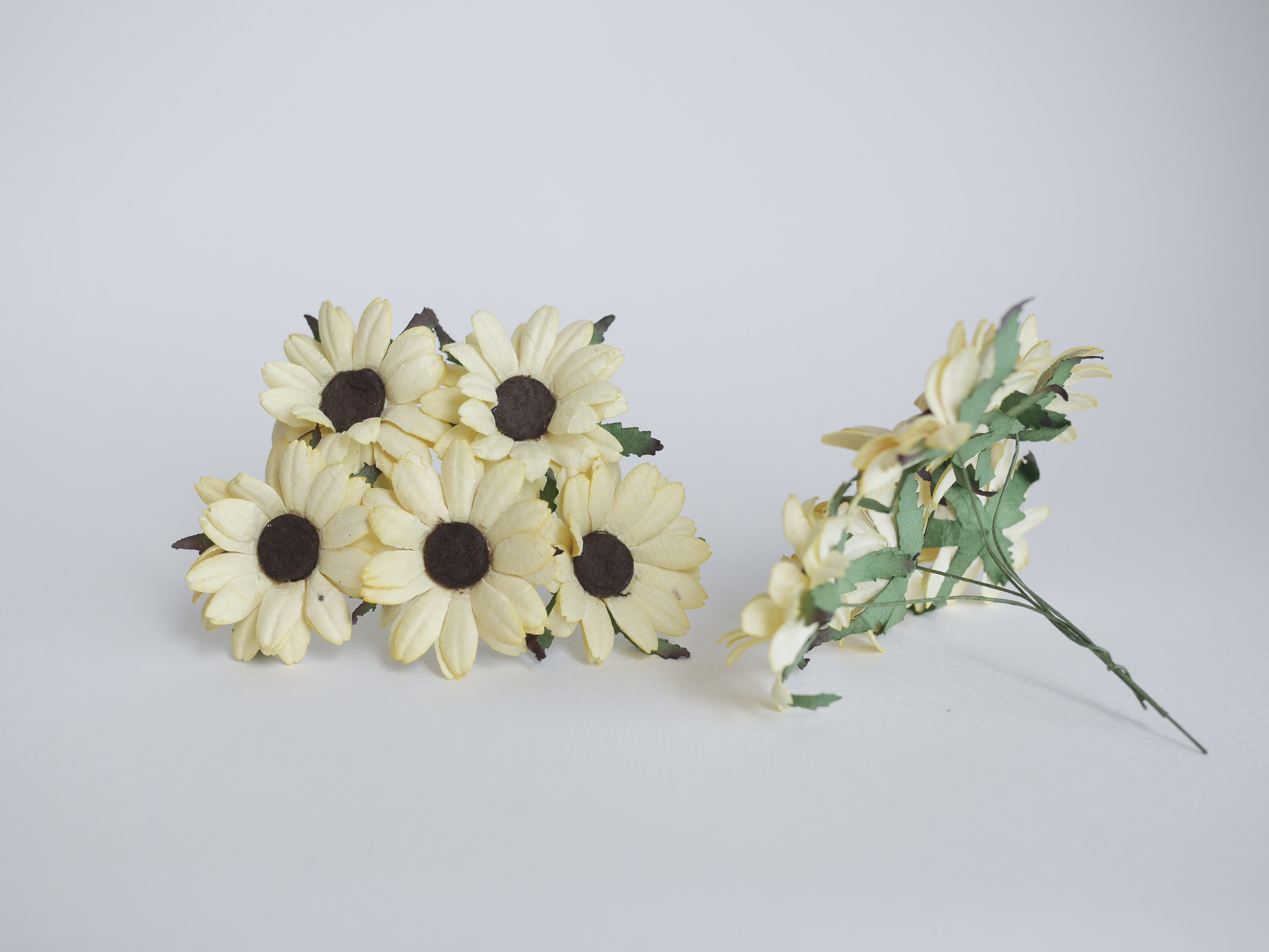 ดอกไม้กระดาษสา ดอกไม้ประดิษฐ์จากกระดาษสา ดอกเดซี่ เกสรสีน้ำตาลเข้ม ดอกไม้กระดาษสาขายส่ง ดอกไม้ประดิษฐ์ ดอกไม้ทำข้อมือเพื่อนเจ้าสาว ดอก daisy ขนาด 3.5 cm. จำนวน 25 ดอก สีเหลืองอ่อน Paper Flower, 25 Daisy Flowers, pale yellow color, size 3.5 cm., brown poll