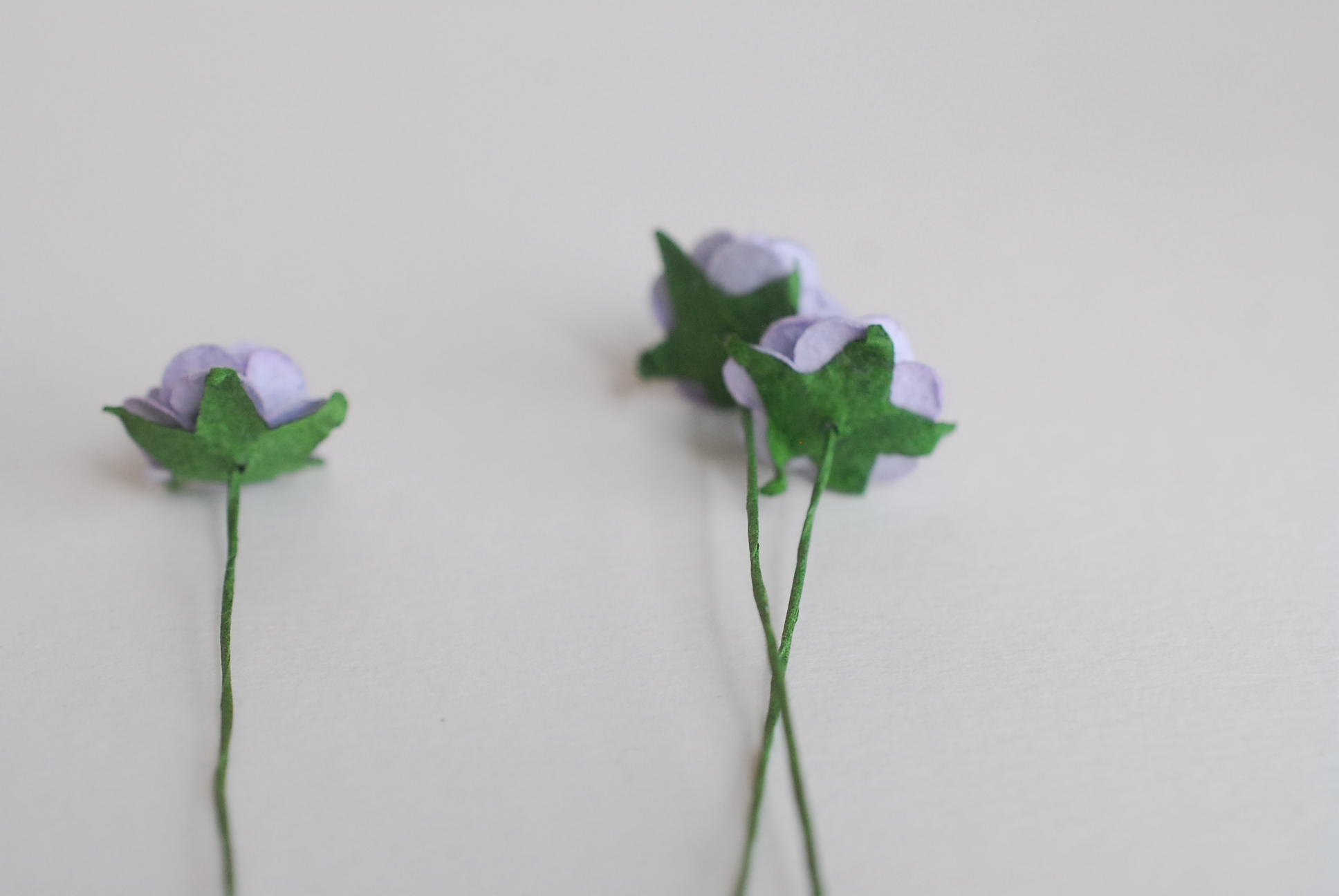 ดอกไม้กุหลาบกระดาษ, ดอกกุหลาบกระดาษสา ดอกกุหลาบจิ๋ว ดอกกุหลาบกระดาษสา สำหรับประดับ ตกแต่งของชำร่วย, งานแต่งงาน สีMIXED ม่วงอ่อน ม่วงตุ่น มิ้น มิ้น-ขาว และ ฟ้าตุ่น ขนาด 1.5 cm. จำนวน 100 ดอก