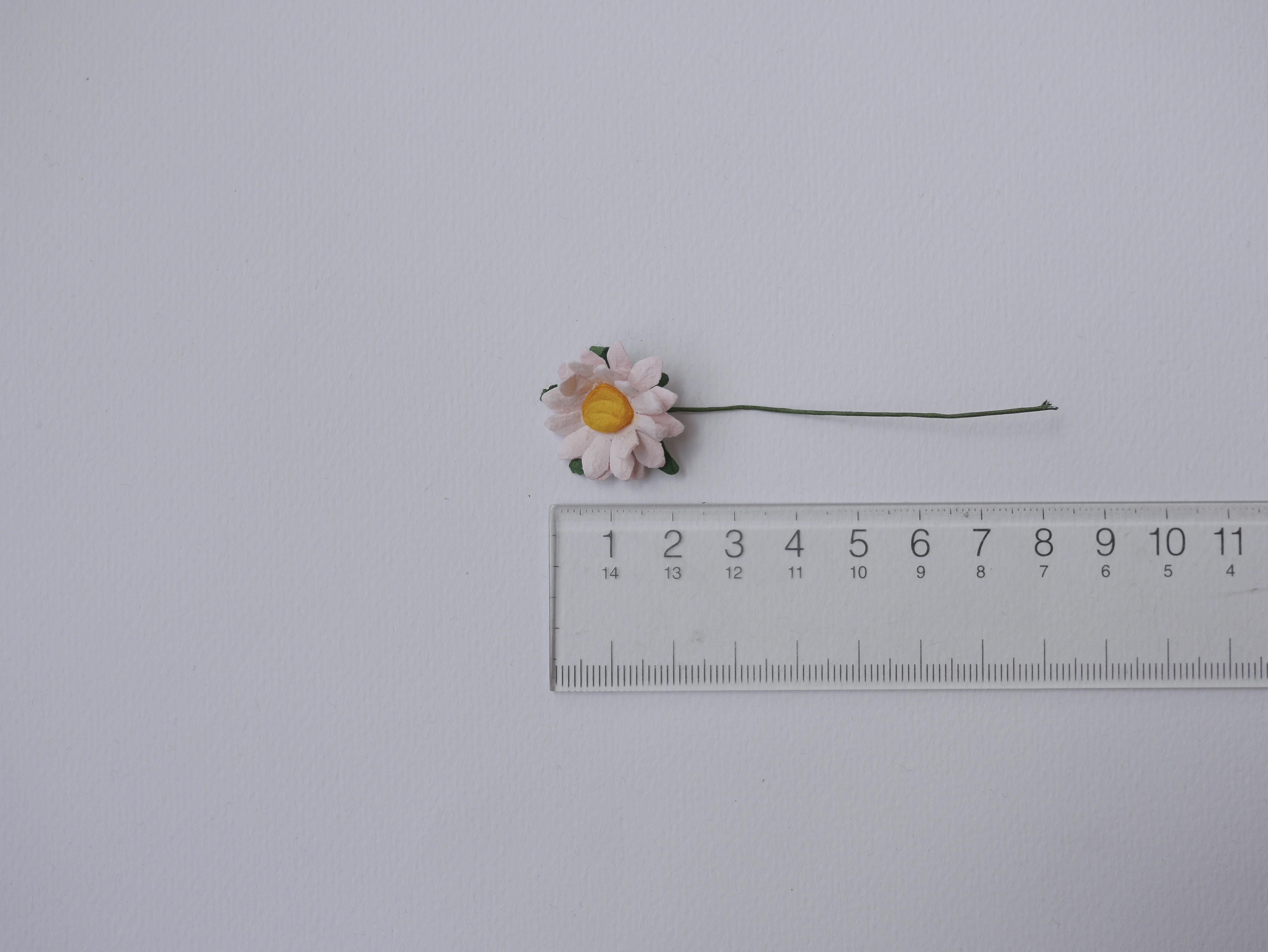 ดอกทานตะวันกระดาษ ดอกไม้กระดาษสา ดอกไม้ประดิษฐ์จากกระดาษสา ดอกทานตะวัน ดอกไม้กระดาษสาขายส่ง ดอกไม้ประดิษฐ์ ดอกไม้ทำข้อมือเพื่อนเจ้าสาว ขนาด 1.5 cm. จำนวน 50 ดอก สีชมพูอ่อน เกสรสีเหลือง Paper Flower, Sun Flowers, pale pink color, size 1.5 cm 50 pieces, yel