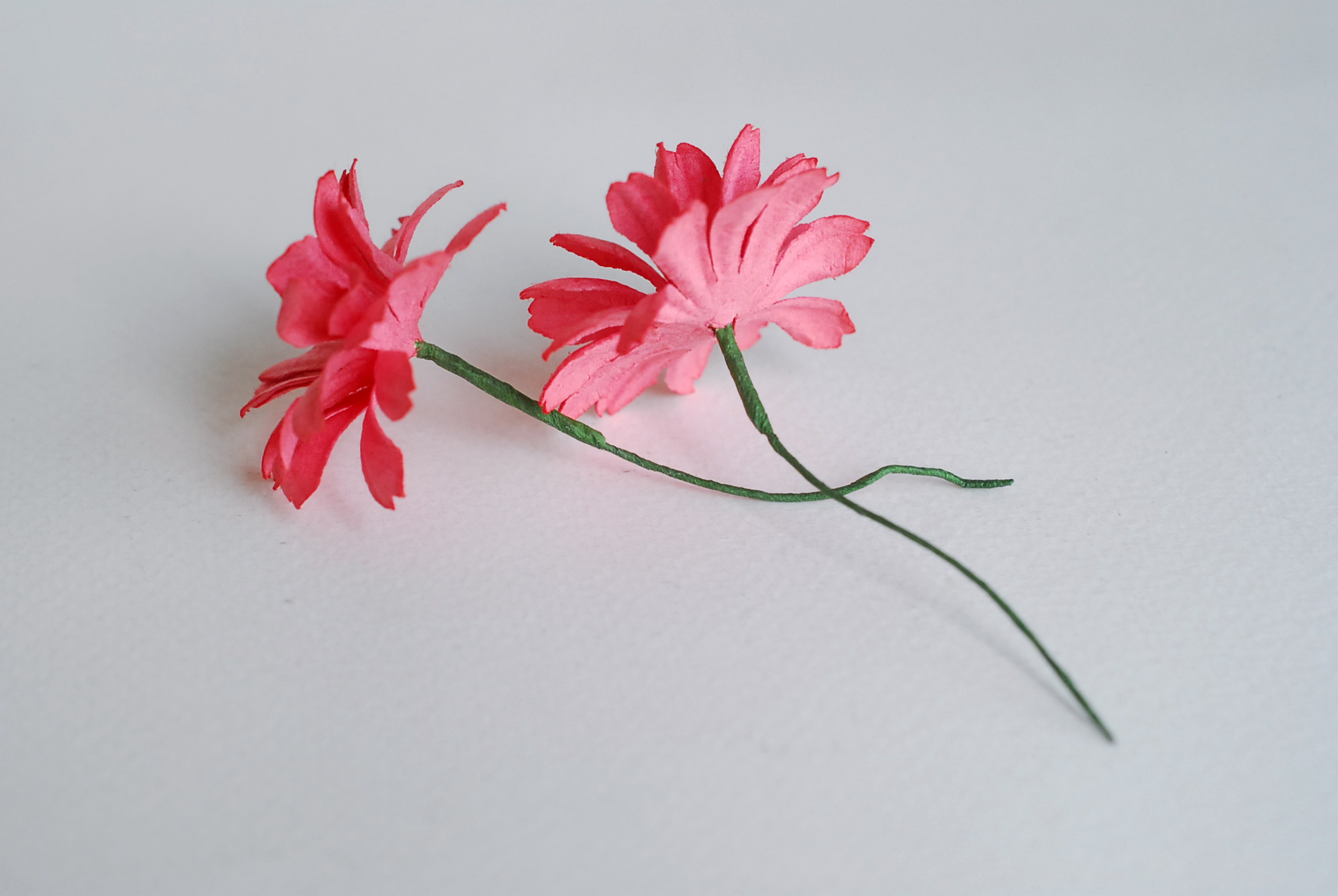 ดอกไม้กระดาษสา ดอกไม้ประดิษฐ์จากกระดาษสา ดอกเดซี่ ดอกไม้กระดาษสาขายส่ง ดอกไม้ประดิษฐ์ ดอกไม้ทำข้อมือเพื่อนเจ้าสาว ดอก daisy ขนาด 3.5 cm. จำนวน 25 ดอก สีชมพูแดง Paper Flower, 25 Daisy Flowers, size 4.5 cm., pink rouge color