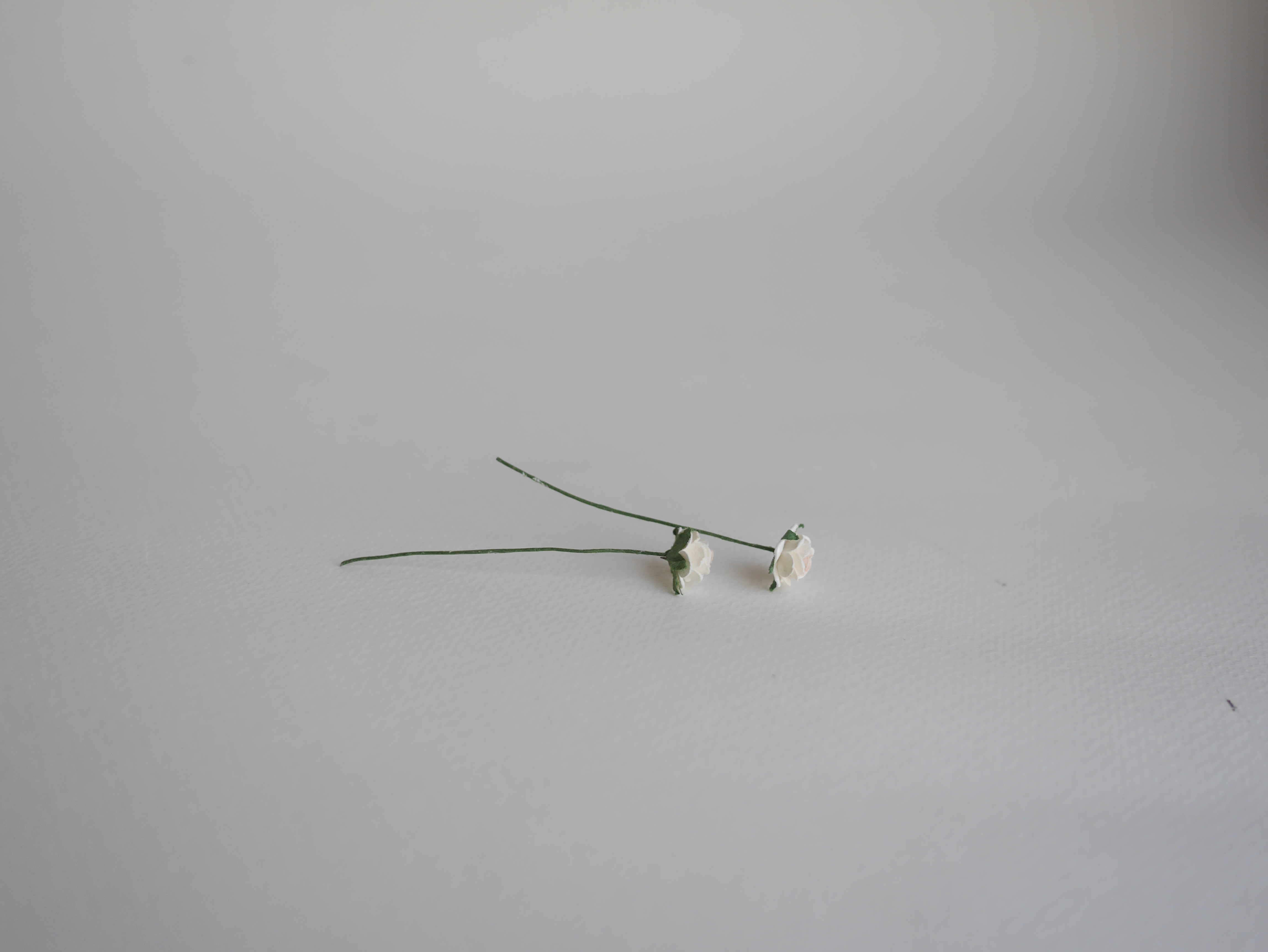 ดอกไม้กระดาษสาสำหรับตกแต่ง ของชำร่วย ดอกกุหลาบกระดาษสา ดอกไม้จิ๋ว สีชมพู ขาว two-tone #921 ขนาด 0.8 cm. จำนวน 100 ดอก/1 ถุง