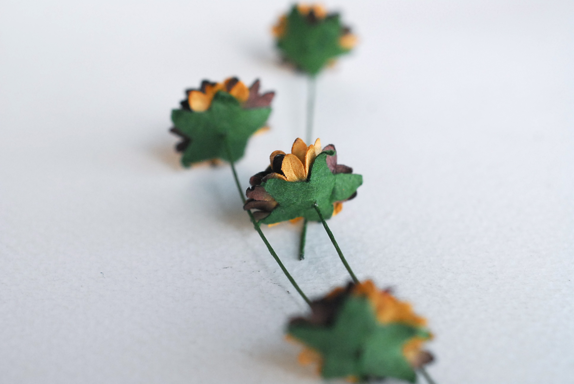 ดอกไม้ประดิษฐ์, ดอกไม้กระดาษสา, ดอก gypsophila, ดอกยิปโซ งานประดิษฐ์ตกแต่งของชำร่วย, ดอกไาด 1.5 cmม้ทำพานพุ่ม,พานพวงมาลัย, พานรับไหว้, ขันหมาก. สีน้ำตาลไหม้ปัด