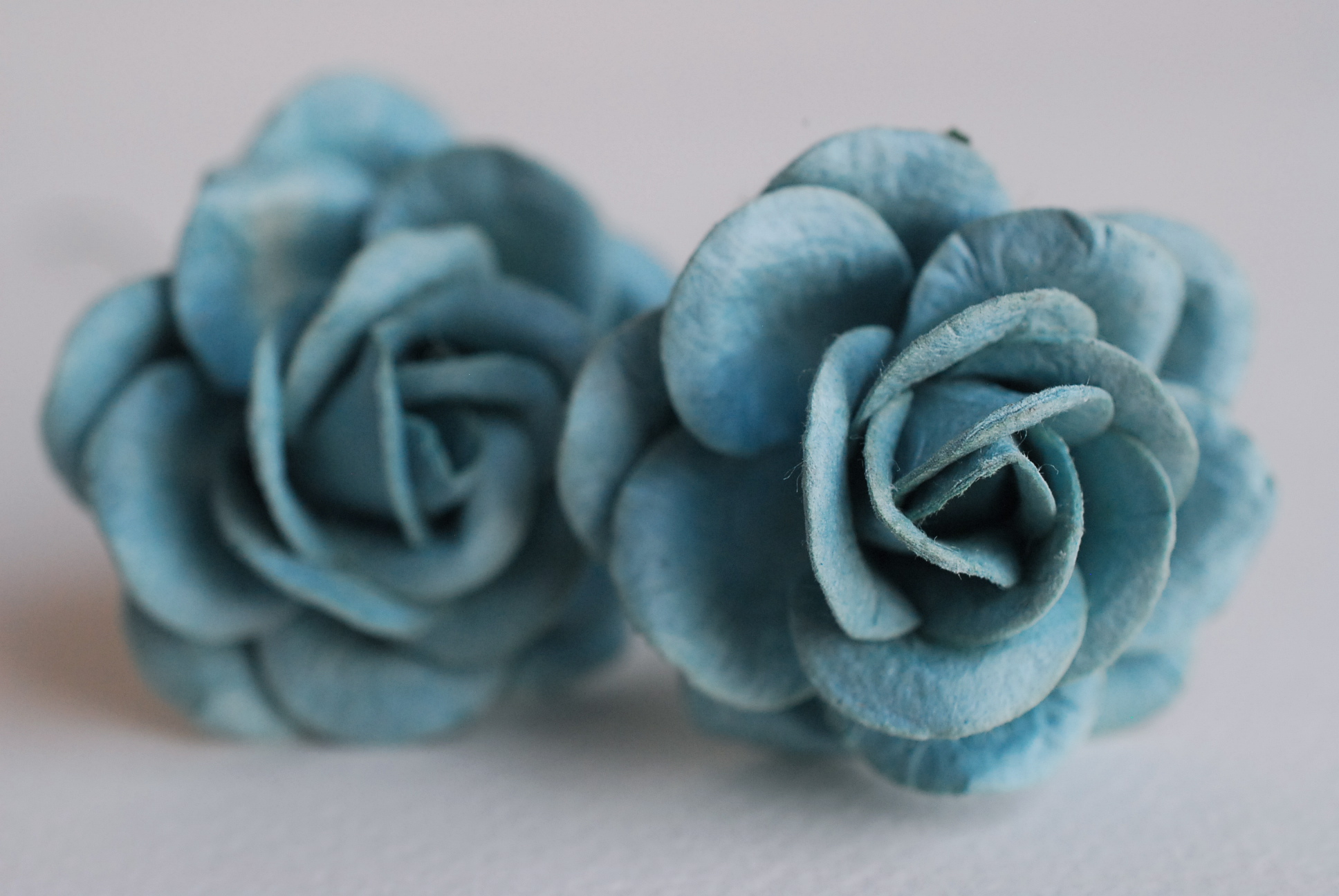 ดอกไม้กระดาษสา ดอกกุหลาบกระดาษสา ดอกไม้กุหลาบ กลีบโค้ง ดอกไม้ประดิษฐ์ สำหรับตกแต่ง หรืองานแต่งงาน สีน้ำเงินเขียวตุ่น ขนาด 3.5 cm. จำนวน 25 ดอก Paper flowers, handmade flowers, small roses paper size 3.5 cm. 25 pieces, tale blue color.