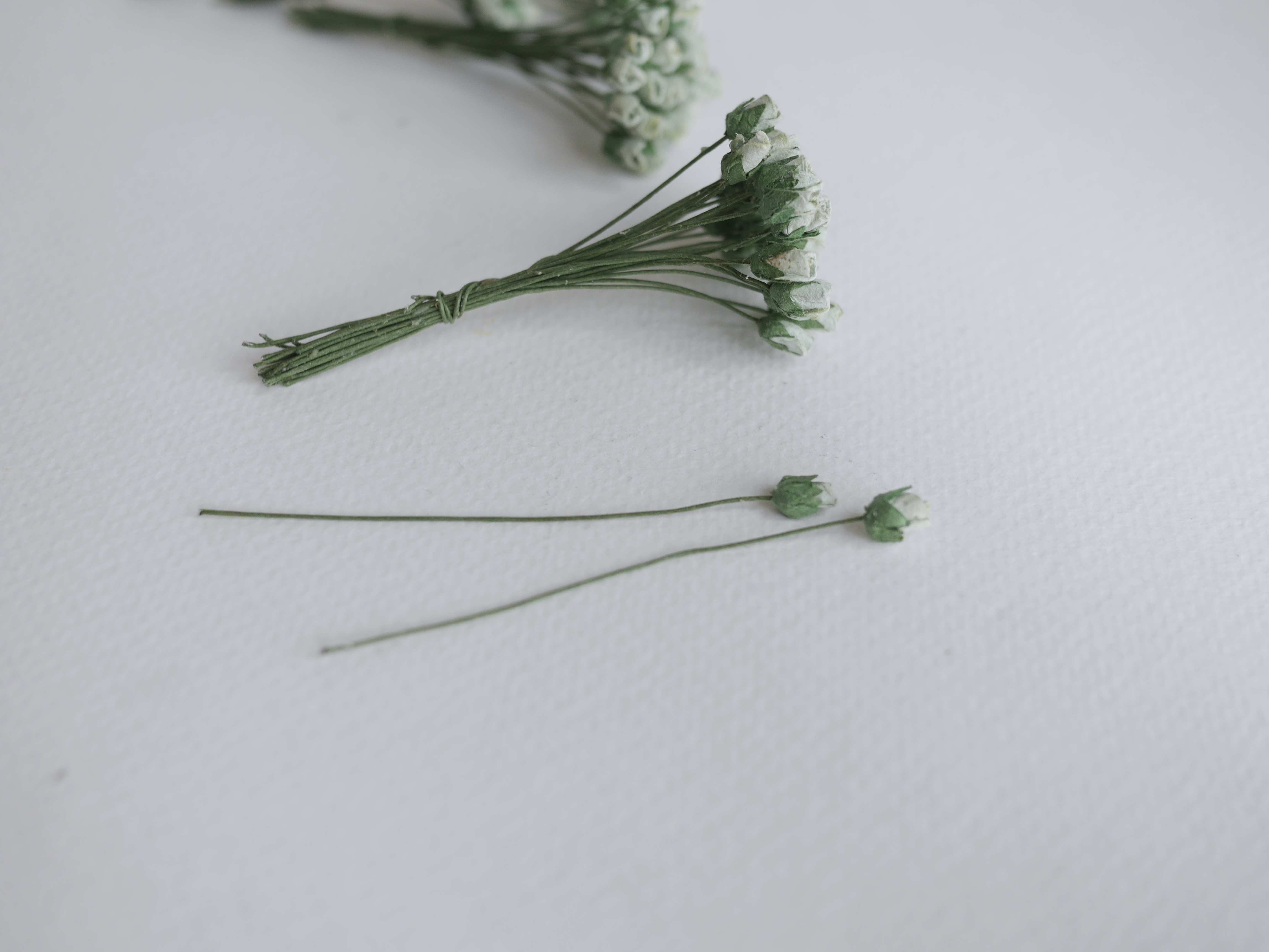 ดอกไม้กระดาษสา ดอกไม้กระดาษสา งานประดิษฐ์ ดอกไม้ทำข้อมือเพื่อนเจ้าสาว แต่งงาน, ดอกกุหลาบตูม 100 ดอก สีเขียวตุ่น ขนาด 0.5x0.8 cm. paper flowers, budding roses flower 0.5x0.8 cm. 100 pieces. pale greentea color.