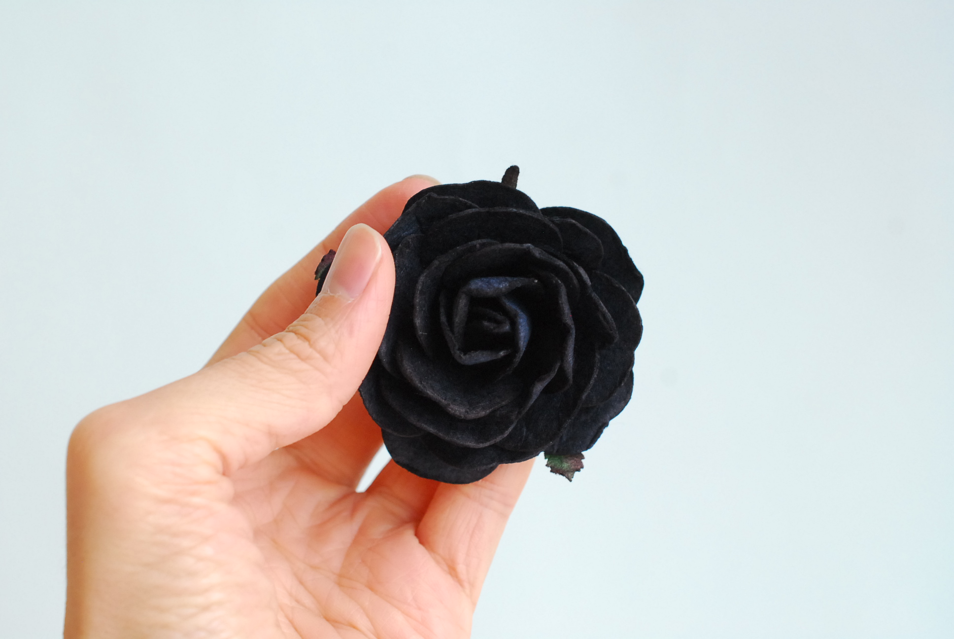 ดอกไม้กระดาษสา ดอกไม้กุหลาบกระดาษ ดอกกุหลาบกระดาษ ขนาด 6.5 cm., สำหรับของชำร่วย, งานศพ, งานตกแต่ง, สีดำ Paper flower,10 Pieces mulberry rose, 6.5 cm. black color