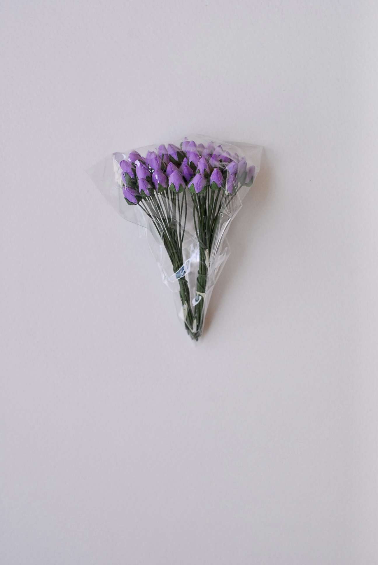 ดอกไม้กระดาษสา ดอกไม้กระดาษสา จตุจักร งานประดิษฐ์ ดอกไม้ทำข้อมือเพื่อนเจ้าสาว แต่งงาน, ดอกกุหลาบตูมปลายแหลม 0.8x 0.6 cm. 50 ดอก สีม่วง paper flowers, budding roses flower 0.8x0.6 cm. 50 pieces purple color.