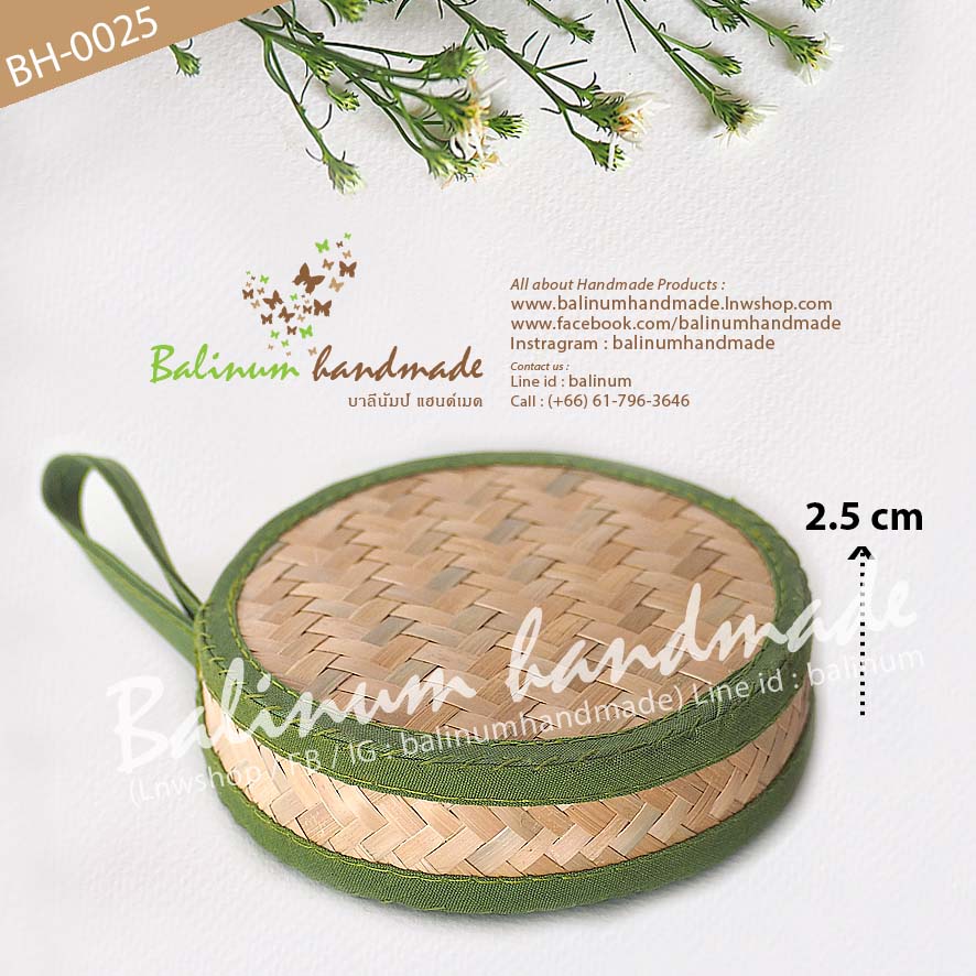 กระเป๋าแฮนด์เมด ทำจากไม้ไผ่สาน งานทำมือ บุผ้าสีดำด้านใน เป็นแบบซิปเปิดปิดใช้งานง่าย สามารถเป็นกระเป๋าอเนกประสงค์ก็ได้ อาทิเช่น ใส่เงิน เหรียญ แบงค์ กุญแจ หูฟัง ฯลฯ ธรรมชาติ (Natural)