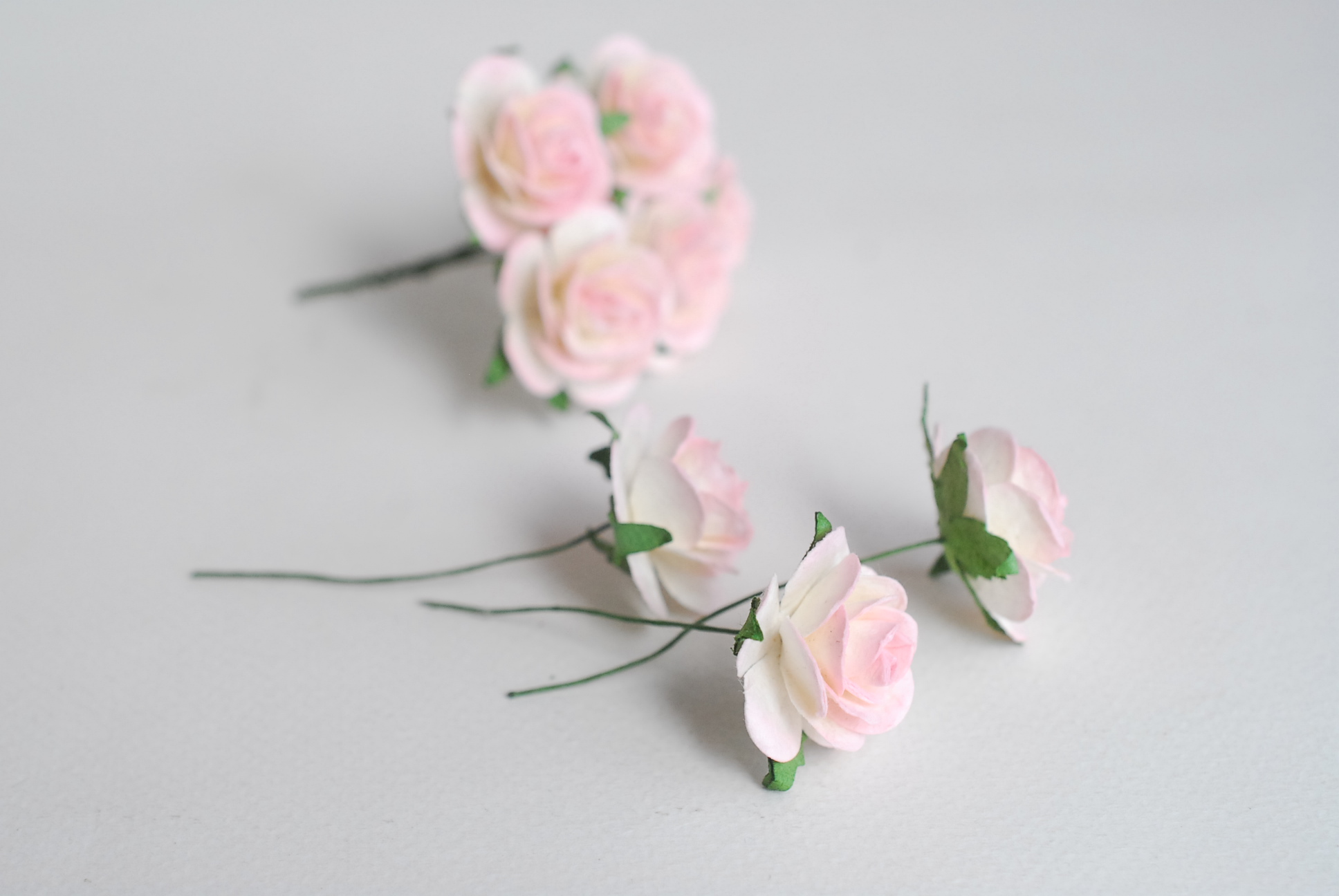 ดอกไม้กระดาษสา ดอกไม้กุหลาบกระดาษ ราคาส่ง, ดอกกุหลาบจิ๋ว ดอกกุหลาบกระดาษสา ดอกไม้ประดิษฐ์ สำหรับตกแต่งของชำร่วย หรืองานแต่งงาน สีชมพูอ่อน (light pink brush) ปัดขาวครีมขนาด 2.5 cm. จำนวน 50 ดอก สี524