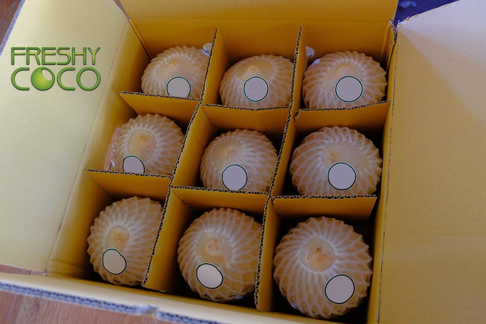 มะพร้าวน้ำหอม แบบควั่นขาว White semi-husked fresh young coconut (Diamond shape)