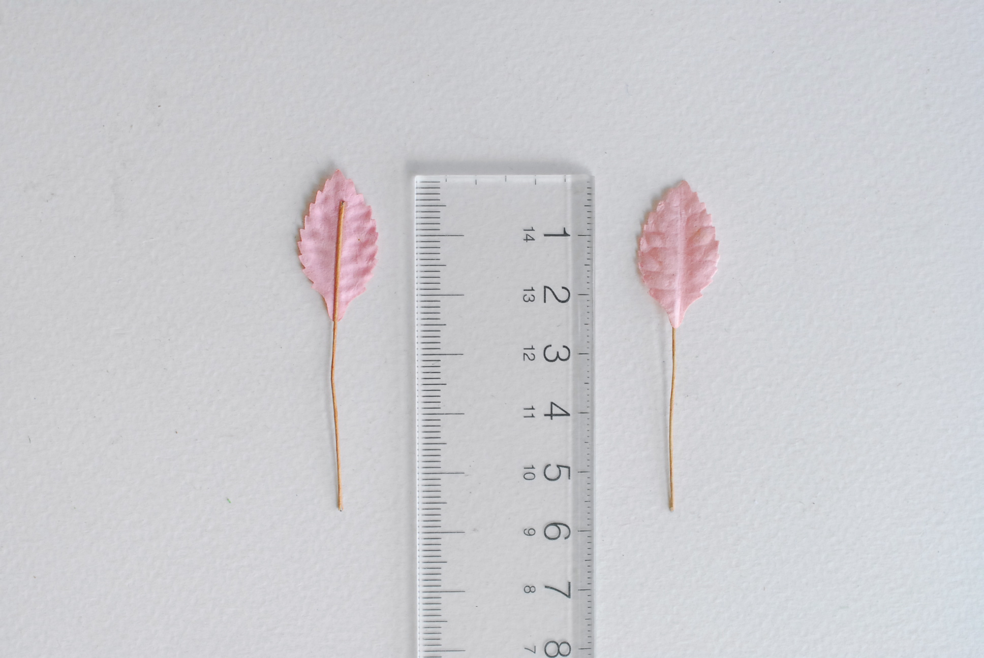 ใบไม้กระดาษ ใบไม้กระดาษสา ราคาส่ง,ใบไม่้กุหลาบกระดาษ สำหรับดอกมะลิกระดาษสา ใบไม้ประดิษฐ์ สำหรับตกแต่ง หรืองานแต่งงาน สีชมพู ขนาด 2.5x1.5 cm. จำนวน 100 ใบ