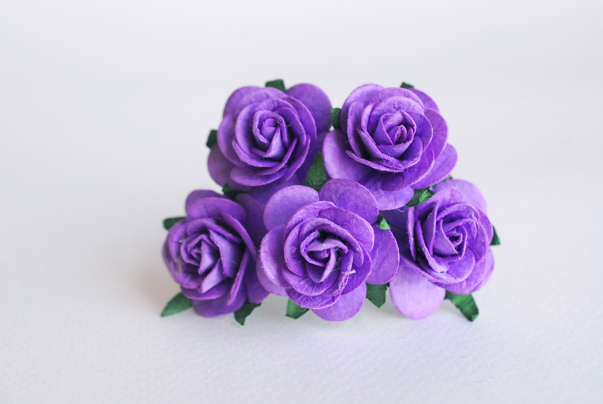 ดอกไม้กระดาษ ดอกไม้กระดาษสา ราคาส่ง,ดอกไม้กุหลาบกระดาษ ดอกกุหลาบกระดาษสา ดอกไม้ประดิษฐ์ สำหรับตกแต่ง หรืองานแต่งงาน สีม่วง ขนาด 2.5 cm. จำนวน 50 ดอก