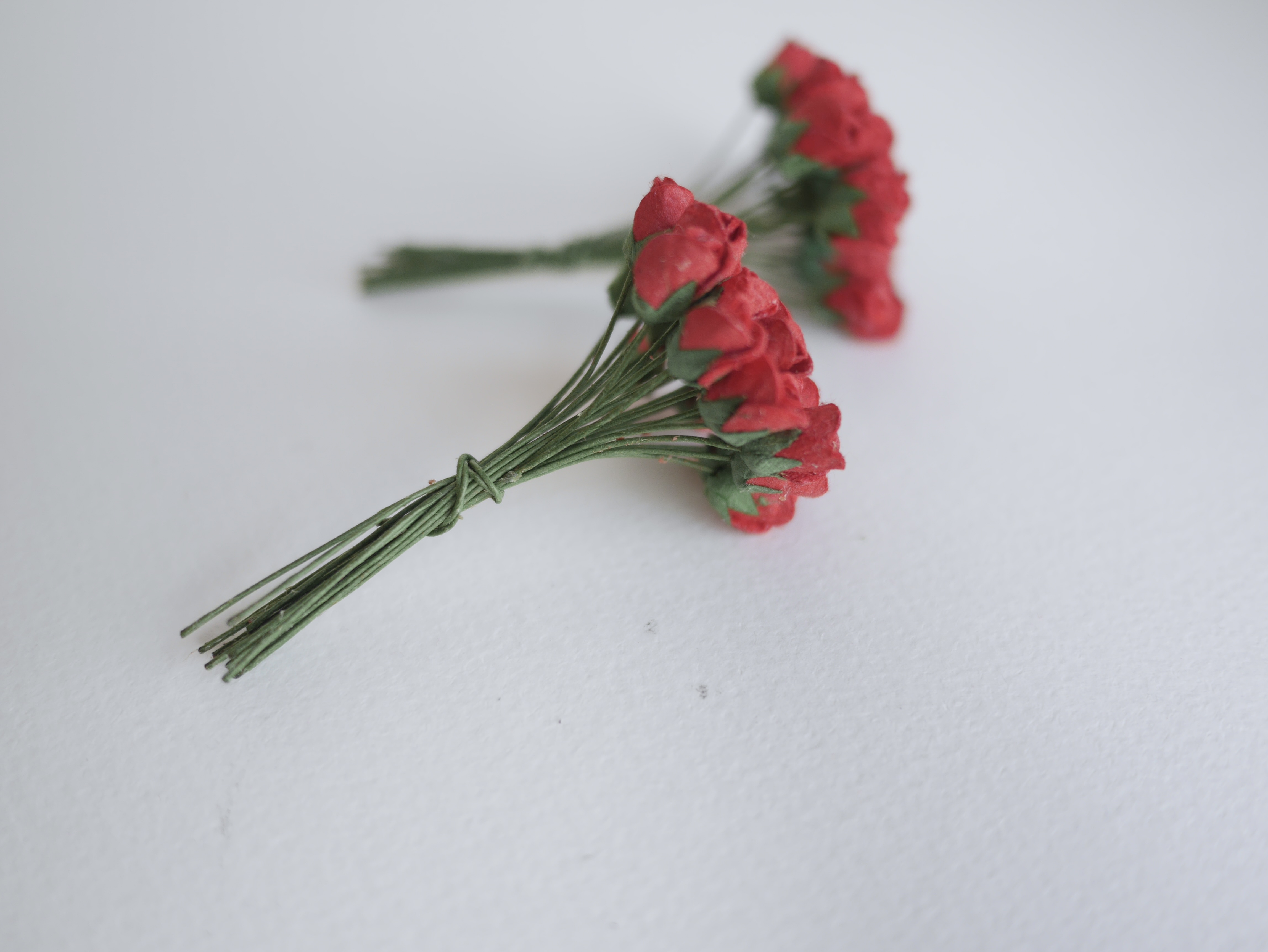 ดอกไม้กระดาษสา ดอกไม้กระดาษสา จตุจักร งานประดิษฐ์ ดอกไม้ทำข้อมือเพื่อนเจ้าสาว แต่งงาน, ดอกกุหลาบตูม 50 ดอก สีครีมแดง ขนาด 0.8x1.5 cm. paper flowers, budding roses flower 0.8 x1.5 cm. 50 pieces. red color