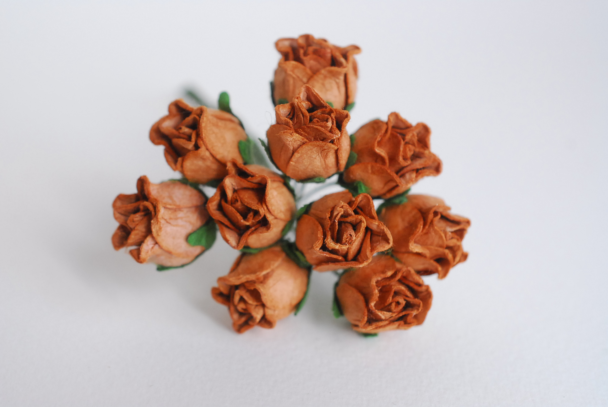 ดอกไม้กระดาษสา ดอกไม้กระดาษสา จตุจักร งานประดิษฐ์ ดอกไม้ทำข้อมือเพื่อนเจ้าสาว แต่งงาน, ดอกกุหลาบตูม 50 ดอก สีน้ำตาลกระดาษ color ขนาด 1.5 cm. paper flowers, budding roses flower 1.5 cm. 50 pieces. medium brown color.