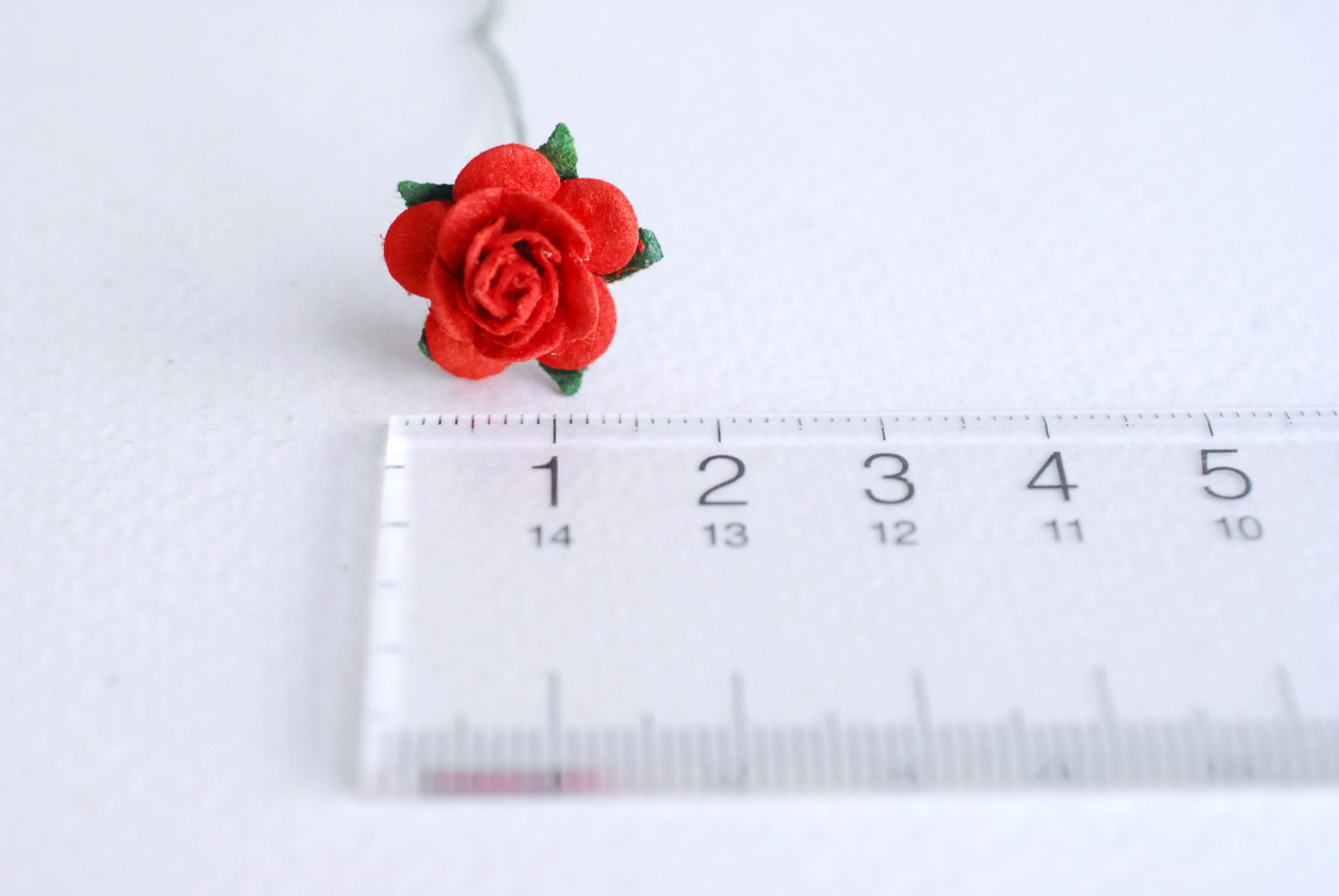 ดอกไม้กุหลาบกระดาษ ดอกกุหลาบจิ๋ว ดอกไม้กระดาษสา ขายส่ง, ดอกกุหลาบกระดาษสา สำหรับประดับ ตกแต่งของชำร่วย, งานแต่งงาน ขนาด 1.5 cm. จำนวน 100 ดอก สีแดง