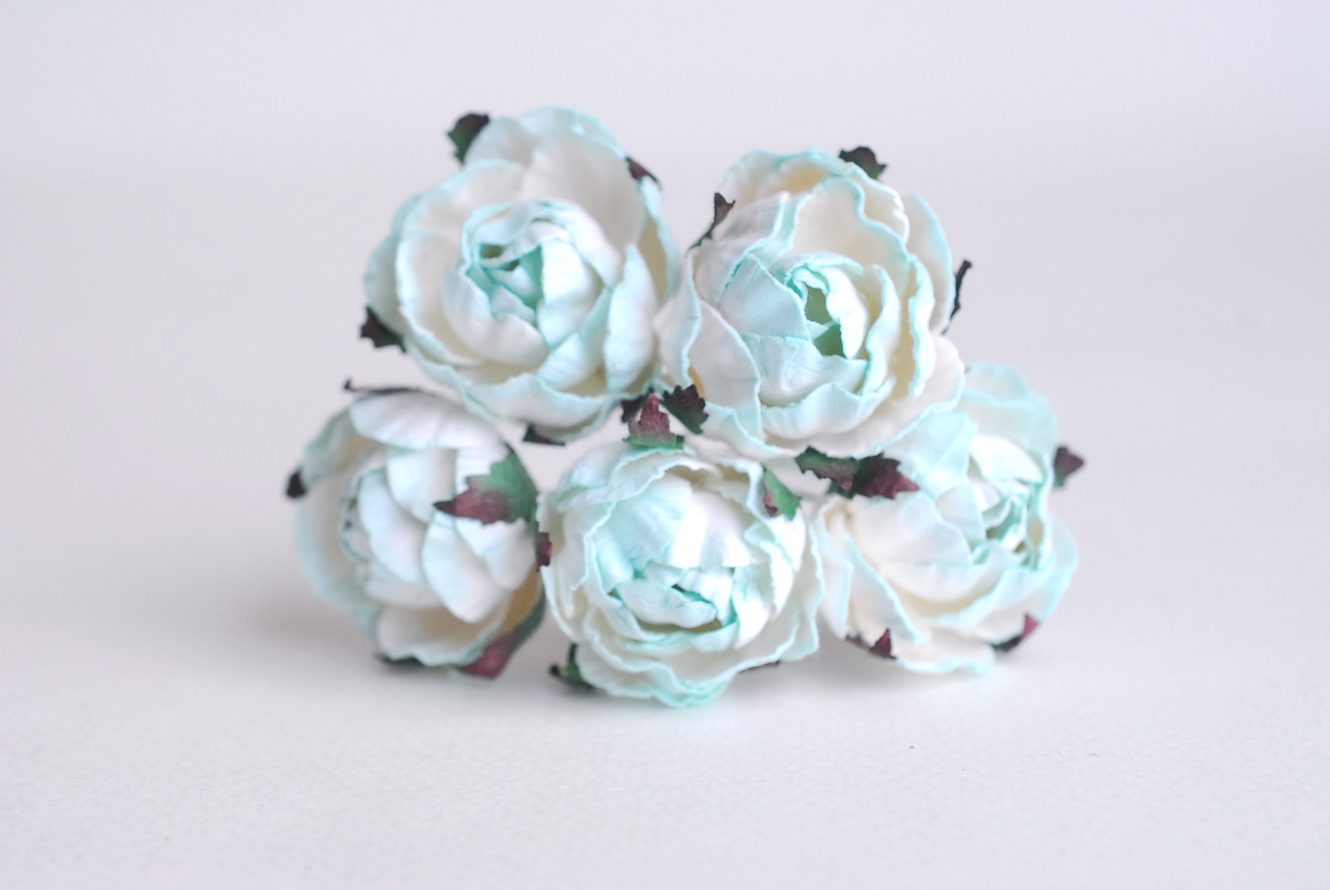ดอกไม้กระดาษสา ดอกไม้กระดาษราคาส่ง ดอกกุหลาบจิ๋ว ดอกุหลาบทำข้อมือเพื่อนเจ้าสาว สำหรับตกแต่งของชำร่วย งานแต่งงาน ดอกกุหลาบกลม peony ขนาด 3.5 cm. จำนวน 25 ดอก, สีฟ้าอ่อนปัดสีขาว