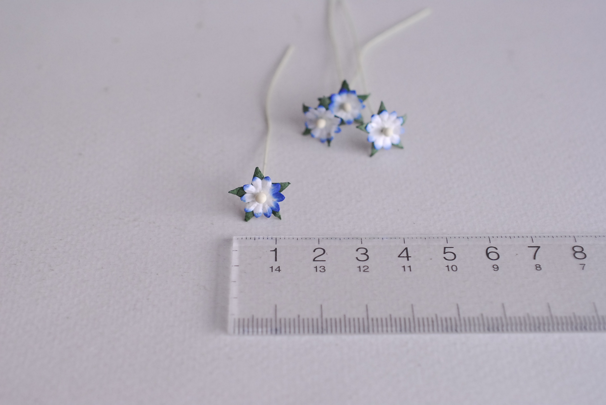 ดอกไม้กระดาษสา ดอกไม้กระดาษสาราคาส่ง ดอกไม้กระดาษสำหรับตกแต่ง งานแต่งงาน หรือติดของชำร่วย ดอกเดซี่ 100 ดอก ขนาด 0.8 cm. สีน้ำเงินปัดขาว Small Paper Flower with stem, 100 pcs., size 0.8 cm., daisy flowers 2 layers, blue brush white color.