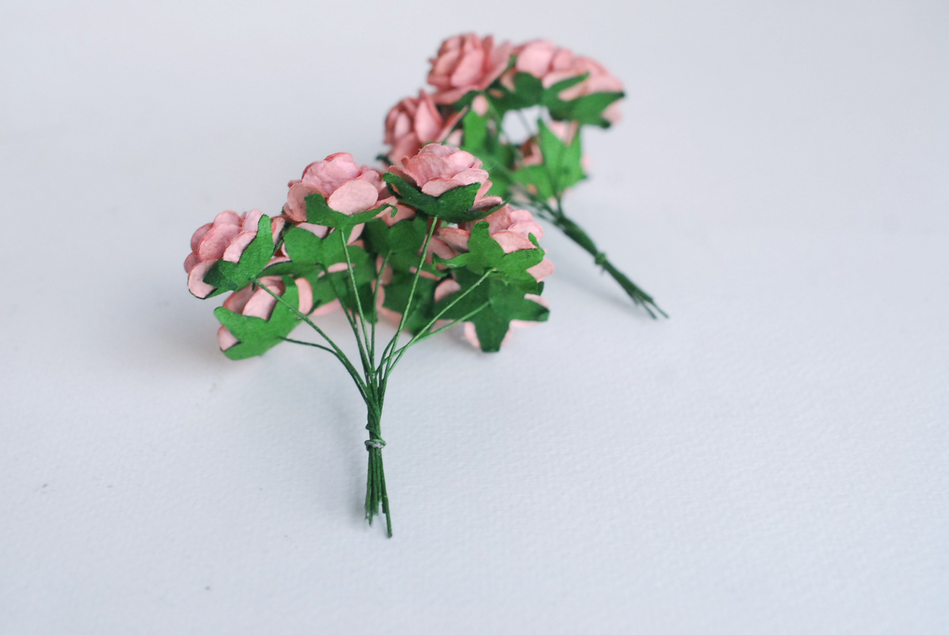 ดอกไม้กระดาษสา ราคาส่ง, งานประดิษฐ์, ของชำร่วย, งานแต่งงาน, ข้อมือเจ้าสาว สีชมพูหม่น ขนาด 2 cm. จำนวน 50 ดอก paper flowers, DIY paper flowers supplies, mini roses paper size2 cm. 50 pieces.