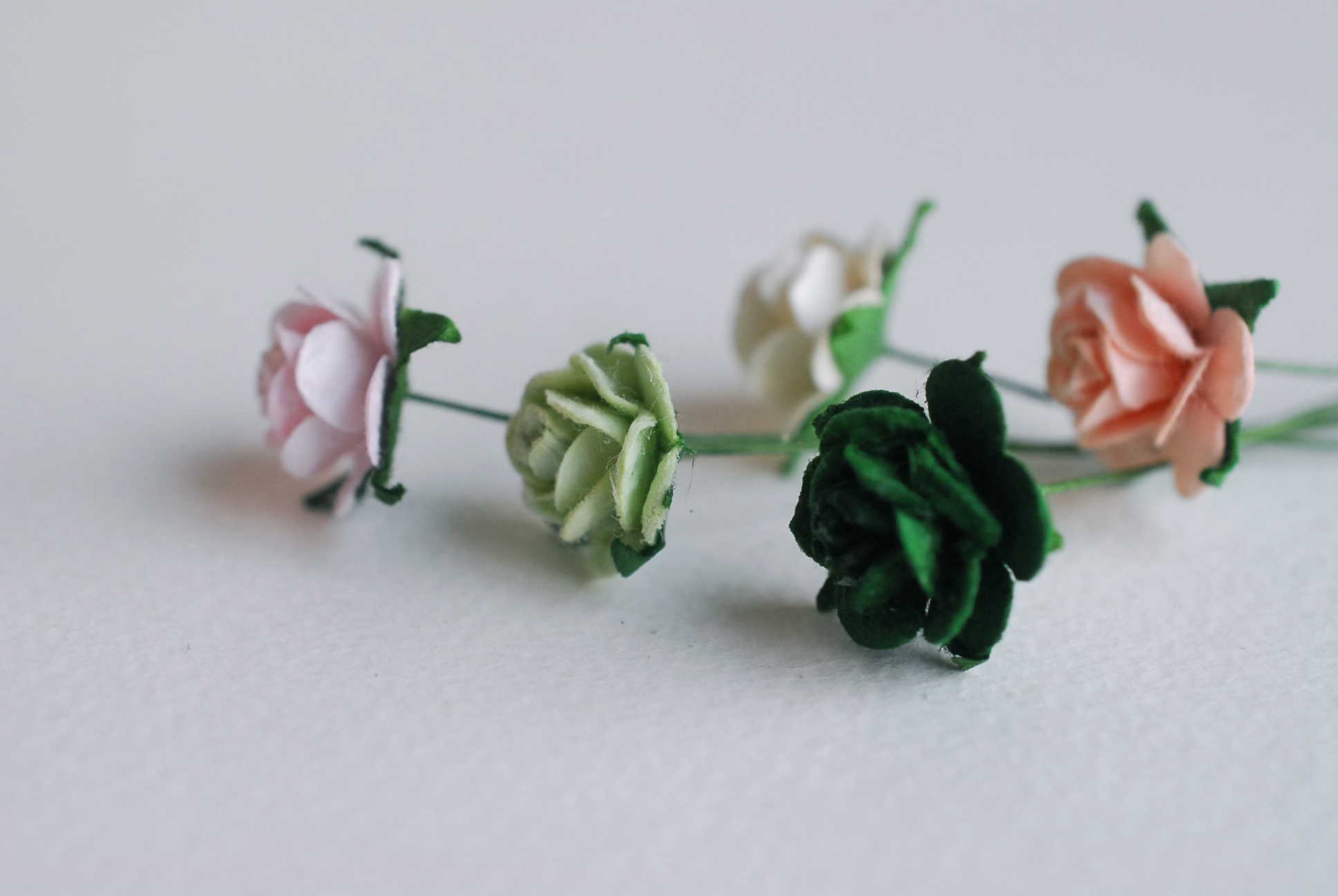 ดอกไม้กุหลาบกระดาษ, ดอกกุหลาบกระดาษสา ดอกกุหลาบจิ๋ว ดอกกุหลาบกระดาษสา สำหรับประดับ ตกแต่งของชำร่วย, งานแต่งงาน สีMIXED เขียวเข้ม เขียวตุ่น ชมพู พีชอ่อน ขาวof-white ขนาด 1.5 cm. จำนวน 100 ดอก