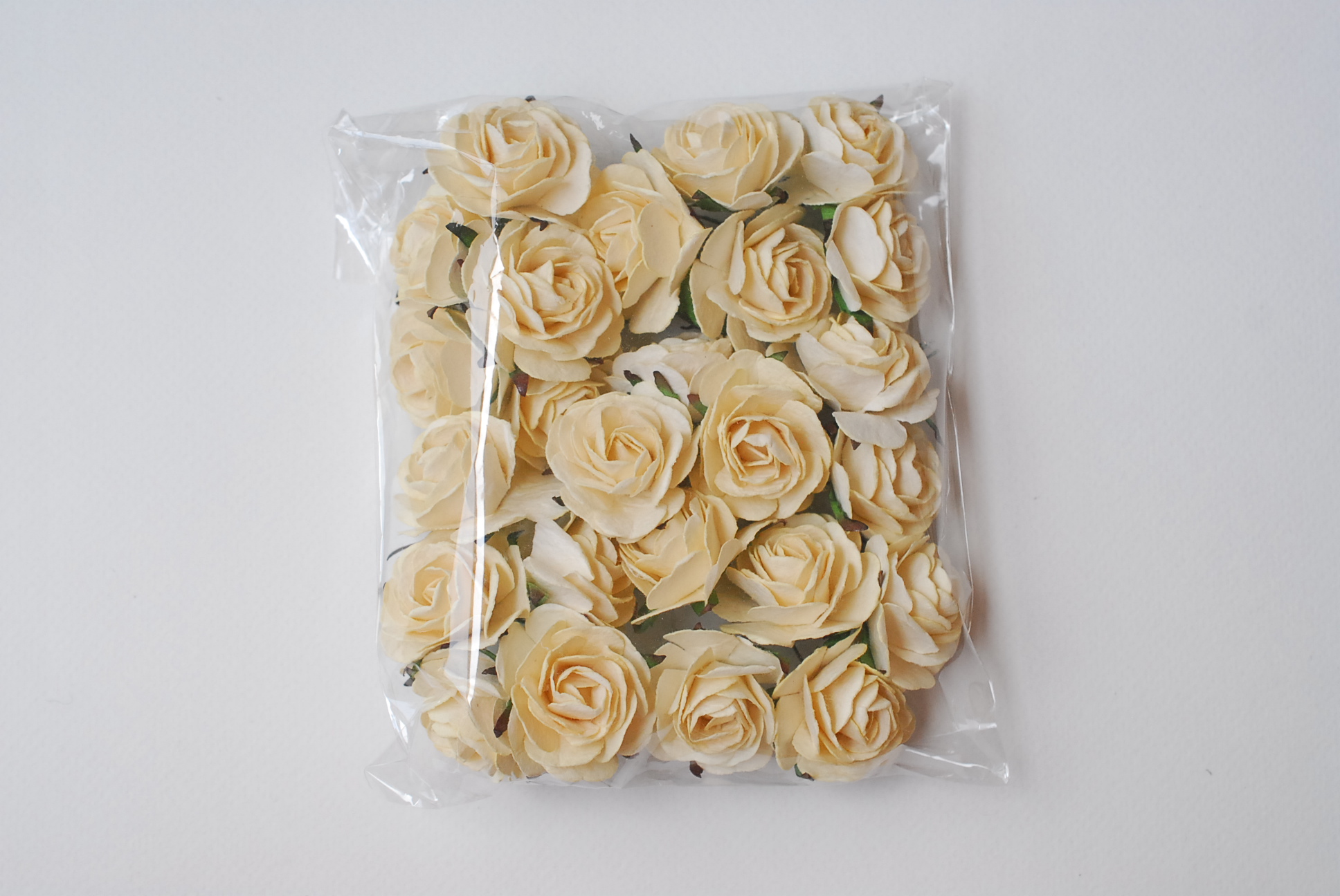 ดอกไม้กระดาษสา ราคาส่ง, ดอกกุหลาบกระดาษสา ดอกไม้ประดิษฐ์ สำหรับตกแต่ง หรืองานแต่งงาน สีครีมขนาด 3.5 cm. จำนวน 25 ดอก Paper flowers, handmade flowers, small roses paper size 3.5 cm. 25 pieces, ivory color.