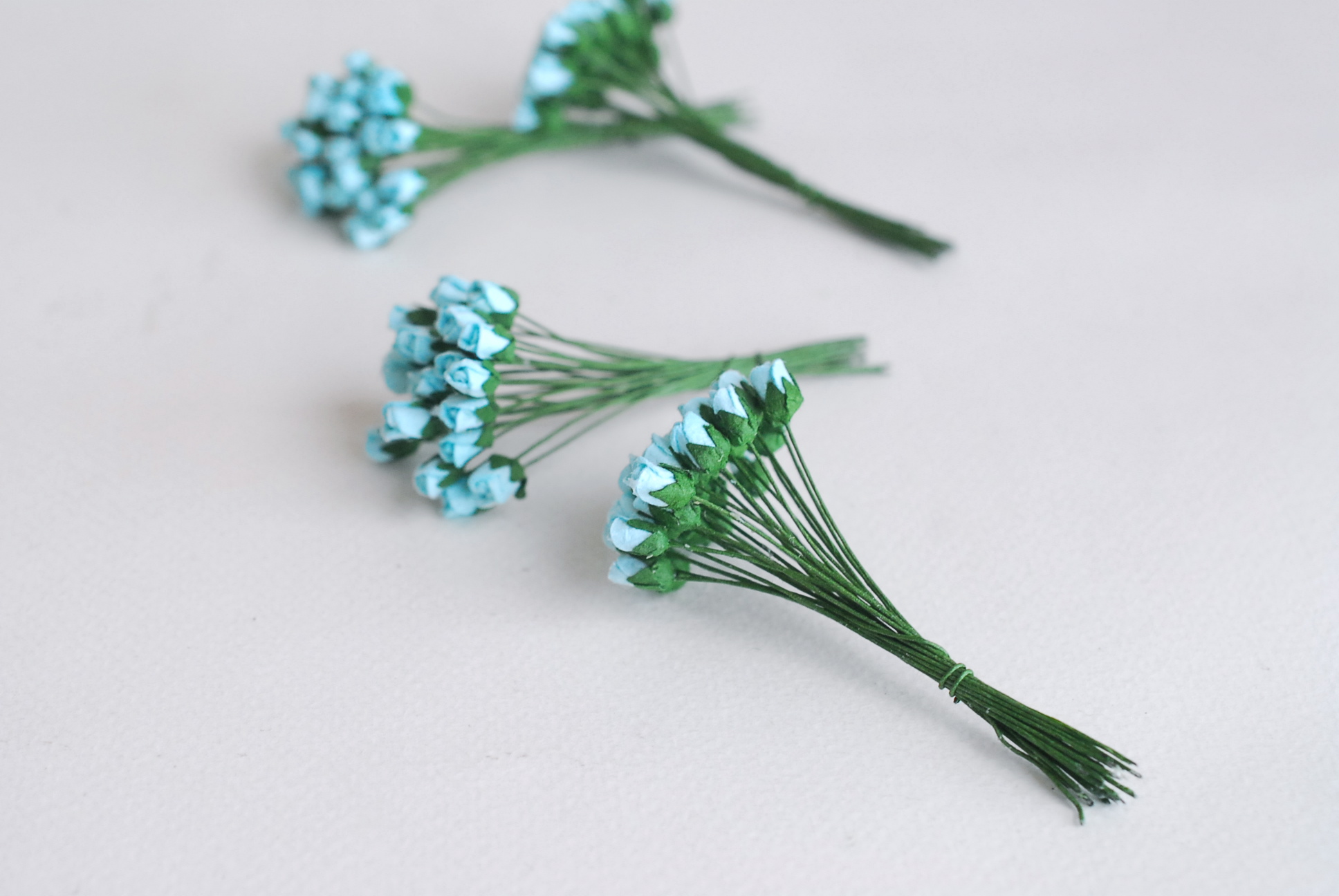 ดอกไม้กระดาษสา ดอกไม้กระดาษสา จตุจักร งานประดิษฐ์ ดอกไม้ทำข้อมือเพื่อนเจ้าสาว แต่งงาน, ดอกกุหลาบตูม 100 ดอก สีฟ้าใส color ขนาด 0.5x0.8 cm. paper flowers, budding roses flower 0.5x0.8 cm. 100 pieces. blue sky color.