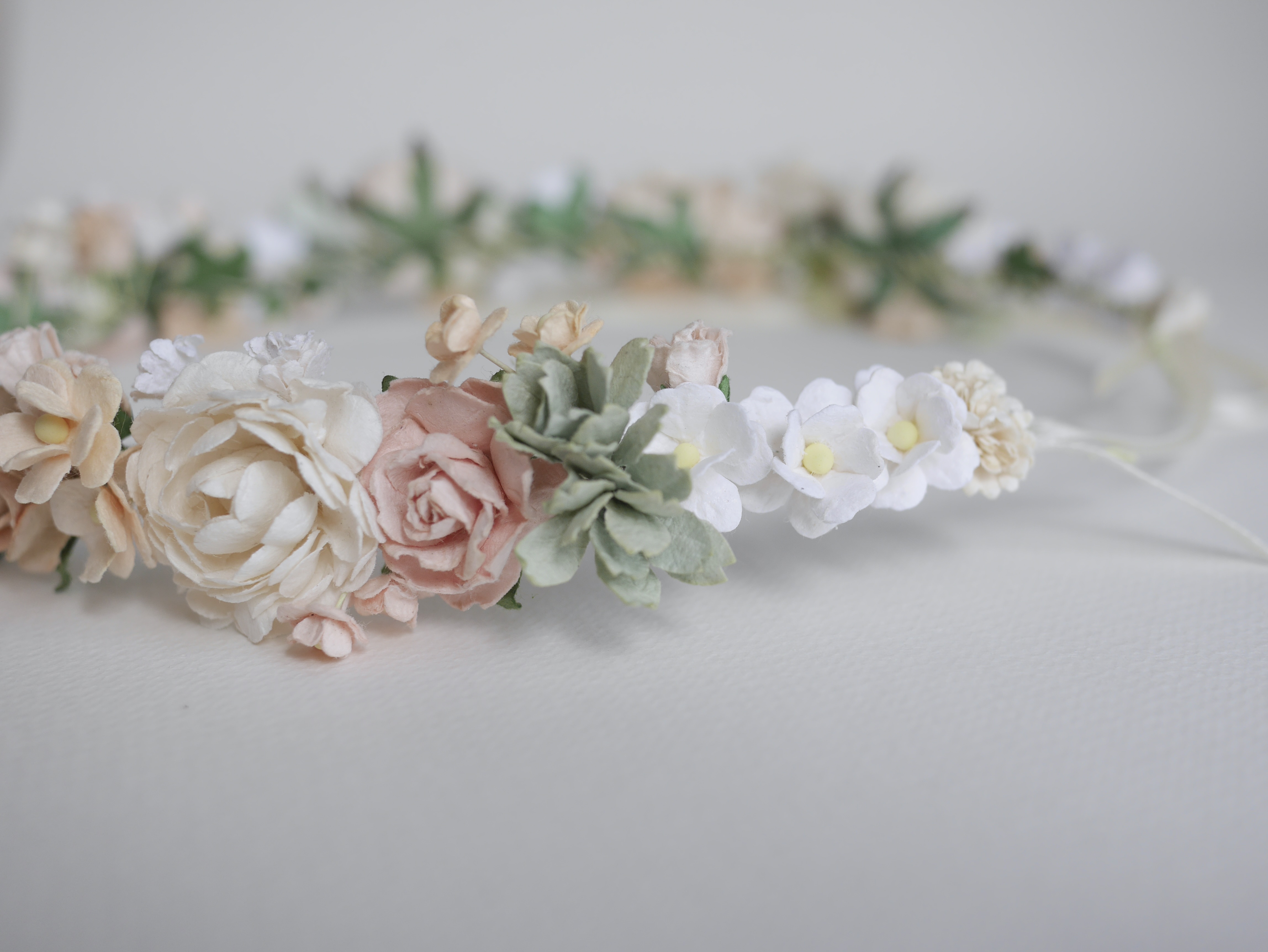 มงกุฎดอกไม้กระดาษสำหรับตกแต่ง ใส่ในงานพิเศษ งานรับปริญญา งานแต่งงาน รูปวงกลม ดอกไม้กระดาษสาขนาดเล็ก ดอกกุหลาบขนาดเล็ก สีพีช สีครีม ขาว และสีเขียวตุ่น