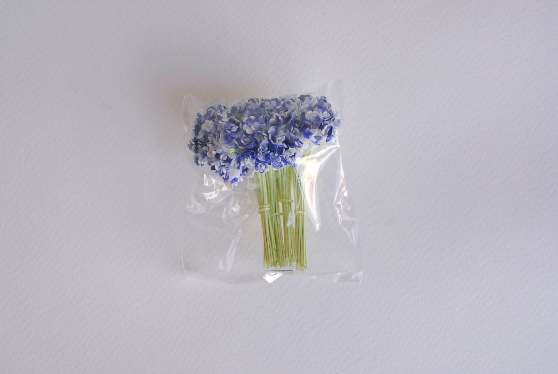 ดอกไม้ประดิษฐ์, ดอกไม้กระดาษสา, ดอก gypsophila, ดอกยิปโซ งานประดิษฐ์ตกแต่งของชำร่วย, ดอกไม้ทำพานพุ่ม, พานรับไหว้, ขนาด 0.4 cm. สีน้ำเงินปัดขาว