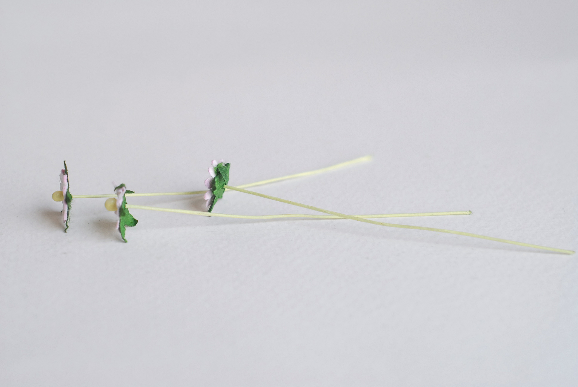 ดอกไม้กระดาษสา ดอกไม้กระดาษสาราคาส่ง ดอกไม้กระดาษสำหรับตกแต่ง งานแต่งงาน หรือติดของชำร่วย ดอกเดซี่ 100 ดอก ขนาด 0.8 cm. สีชมพูอ่อนปัด Small Paper Flower with stem, 100 pcs., size 0.8 cm., daisy flowers 2 layers, soft pink brush color.