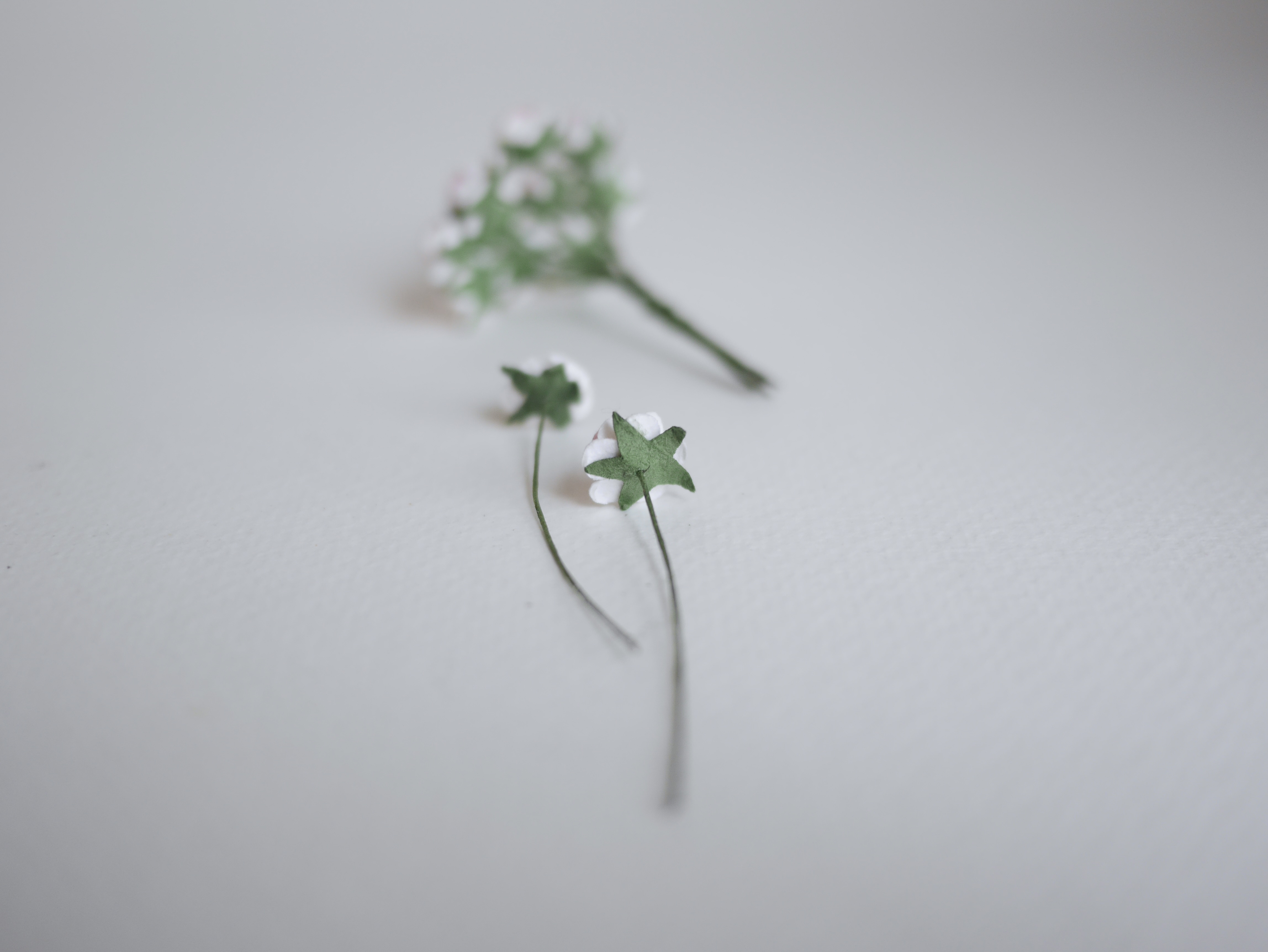 ดอกไม้กระดาษสาสำหรับตกแต่ง ของชำร่วย ดอกกุหลาบกระดาษสา ดอกไม้จิ๋ว สีชมพู ขาว two-tone #922 ขนาด 0.8 cm. จำนวน 100 ดอก/1 ถุง