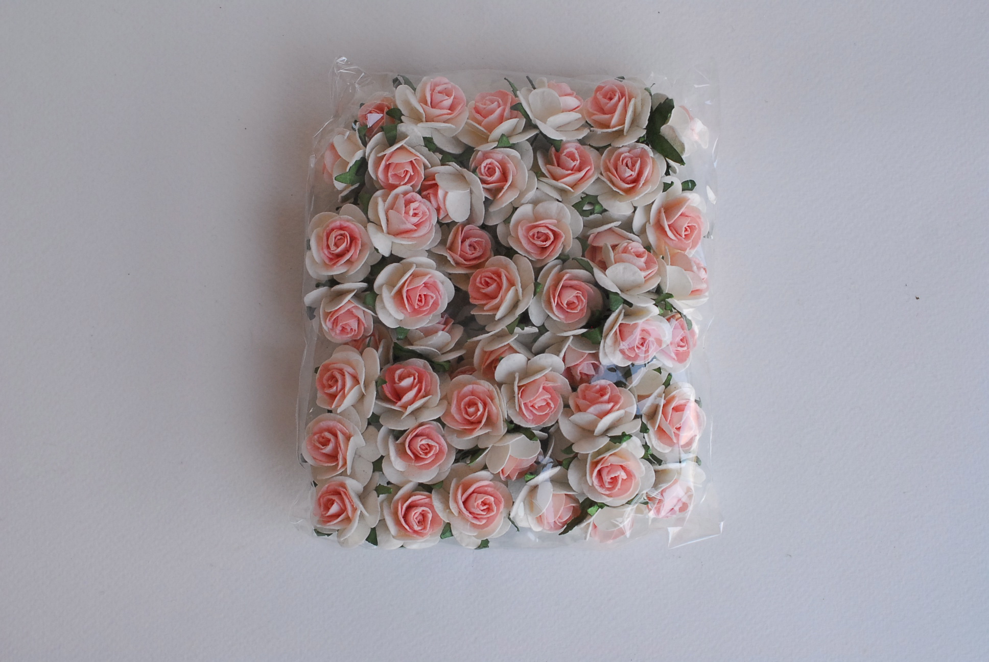 ดอกไม้กระดาษ ดอกไม้กระดาษสา ราคาส่ง,ดอกไม้กุหลาบกระดาษ ดอกกุหลาบกระดาษสา ดอกไม้ประดิษฐ์ สำหรับตกแต่ง หรืองานแต่งงาน สีชมพูขาว 2 tone ขนาด 2.5 cm. จำนวน 50 ดอก