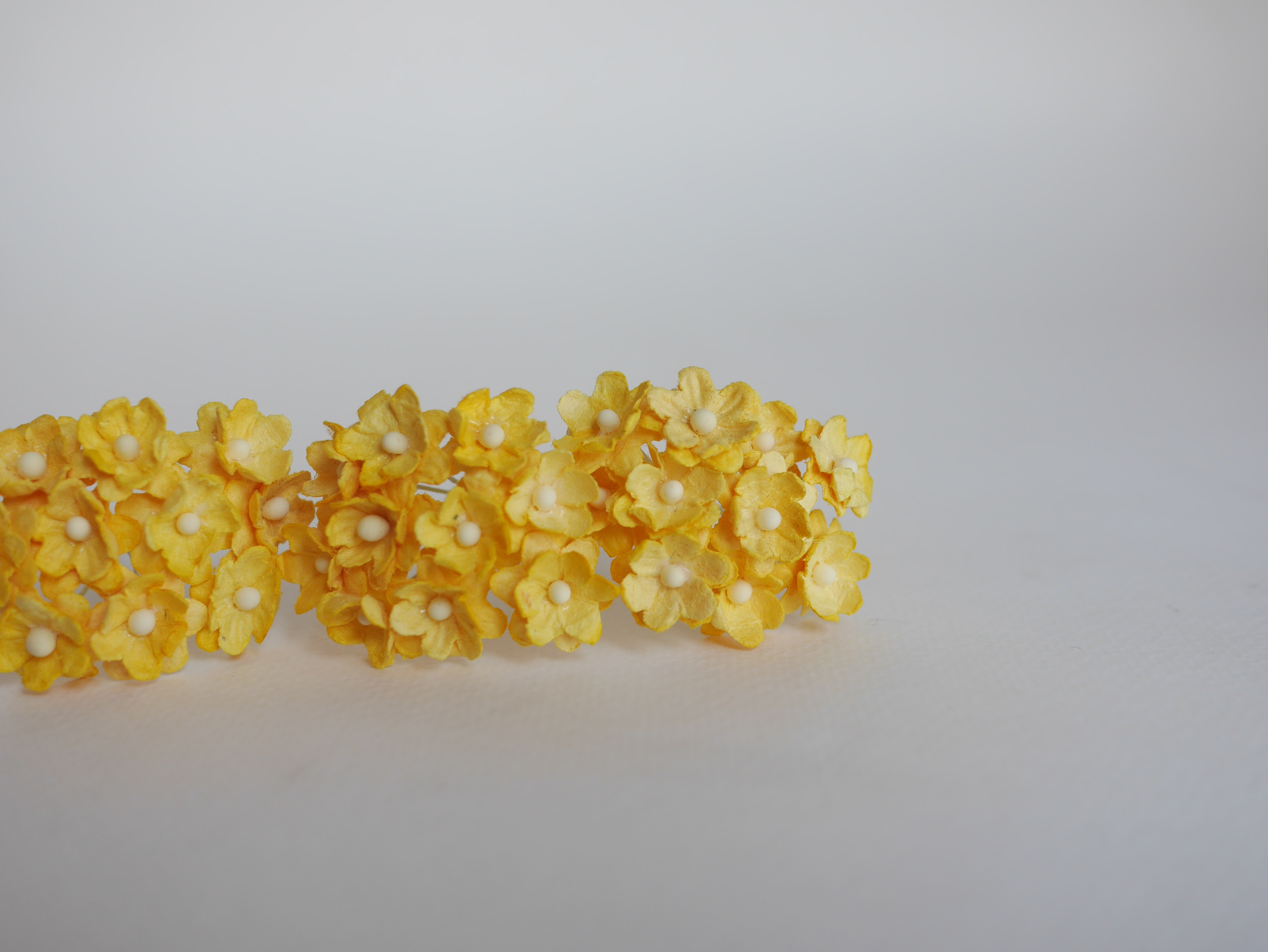 ดอกไม้กระดาษสา ดอกซากุระกระดาษขนาดเล็ก ดอกไม้กระดาษสาราคาส่ง ดอกไม้กระดาษสำหรับตกแต่งของชำร่วย งานแต่งงาน ทำช่อดอกไม้ติดอกเจ้าบ่าว ข้อมือดอกไม้เจ้าสาว ขนาด 1.5 cm. 50 ดอก สีเหลือง Paper flowers supplies: DIY wedding tools Small Cherry blossom (Sakura) 50