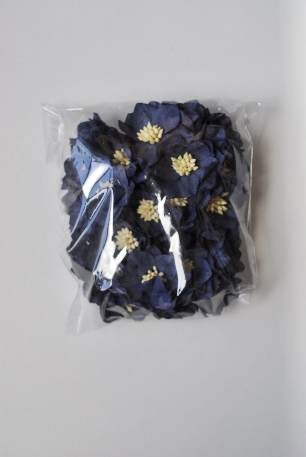 ดอกไม้กระดาษสา ดอกโลตัสอินโดนิเซียกระดาษ ดอกไม้กระดาษสาราคาส่ง ดอกไม้กระดาษสำหรับตกแต่งของชำร่วย งานแต่งงาน ทำช่อดอกไม้ติดอกเจ้าบ่าว ข้อมือดอกไม้เจ้าสาว ขนาด3.5 cm. 25 ดอก สีน้ำเงินกรมท่า Paper flowers supplies: DIY wedding tools Big Cherry blossom passio