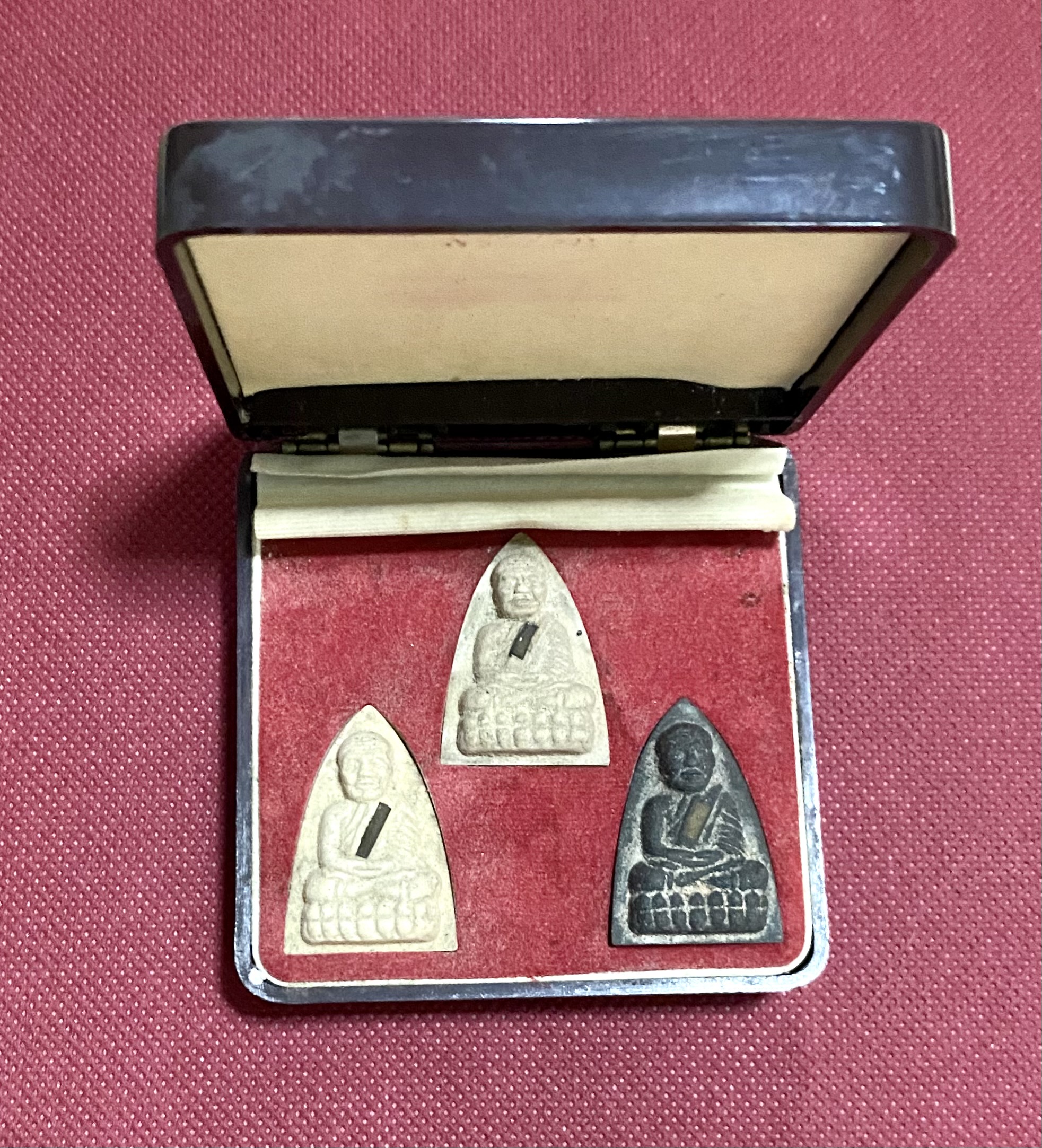 หลวงปู่ทวด วัดช้างให้ เนื้อผงฝังตะกรุด 1 ชุด 3 องค์ สร้างปี 2541