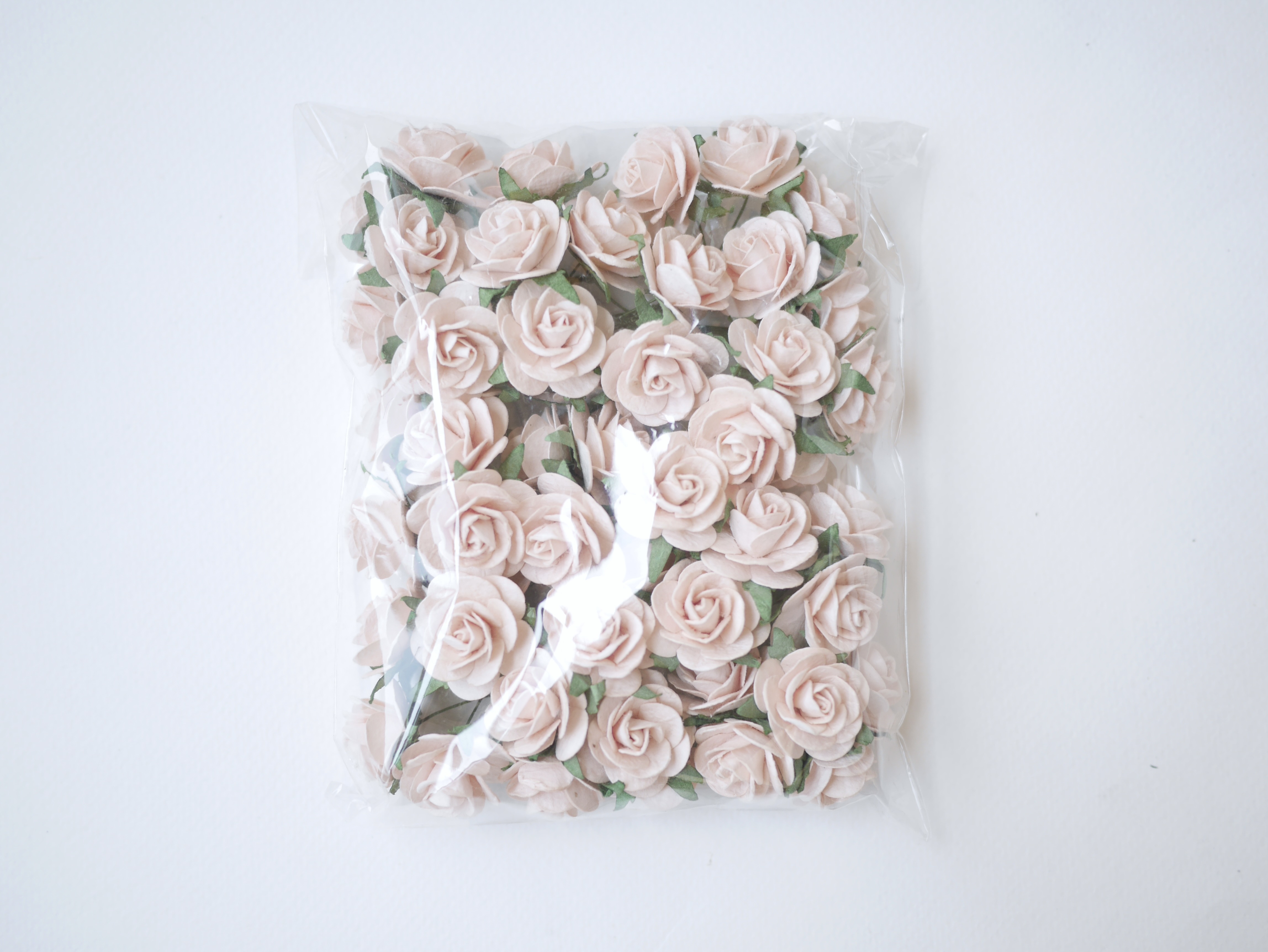 ดอกไม้กระดาษ ดอกไม้กระดาษสา ราคาส่ง,ดอกไม้กุหลาบกระดาษ ดอกกุหลาบกระดาษสา ดอกไม้ประดิษฐ์ สำหรับตกแต่ง หรืองานแต่งงาน สีpeachอ่อน (สีชมพูพีชอ่อน)ขนาด 2.5 cm. จำนวน 50 ดอก