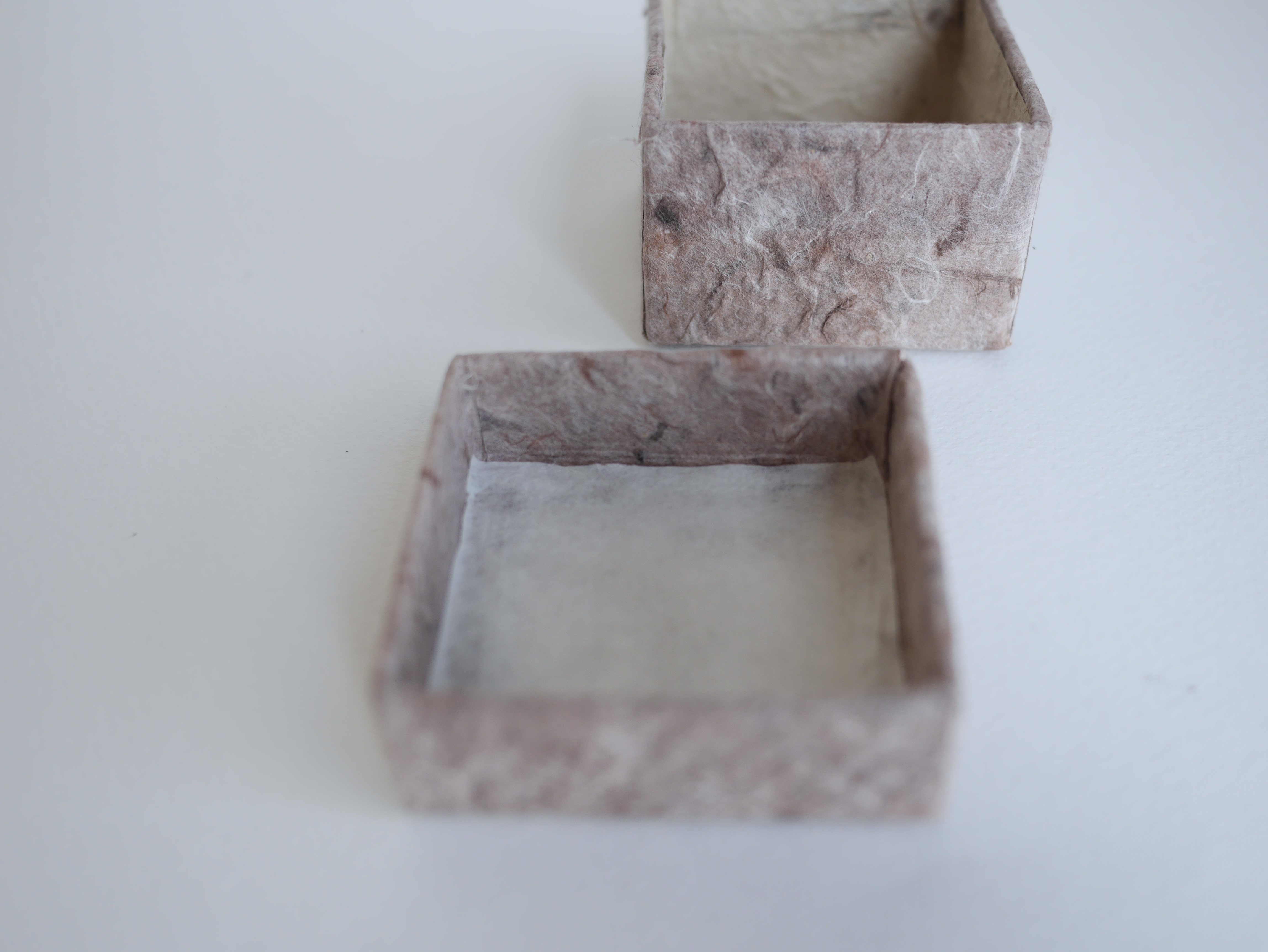 กล่องกระดาษสา กล่องกระดาษ สำหรับใส่ของขวัญ gift ขนาด 6x6x4 เซนติเมตร จำนวน 6 ใบ สี EarthTone สีแดงเลือดหมูตุ่น สีเขียว สีเบจ สีน้ำตาลตุ่น